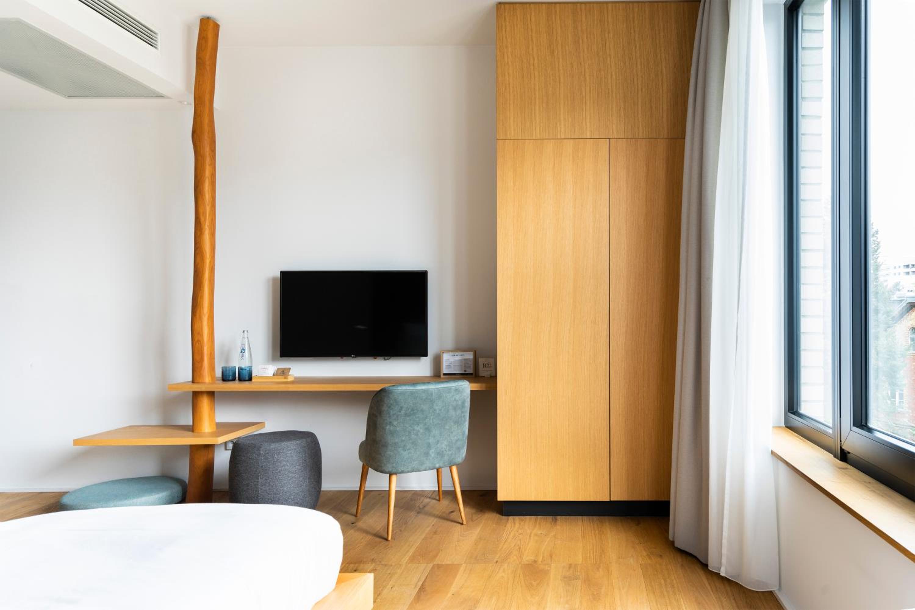 Medium Studio with Kitchenette - Accessible photo 3