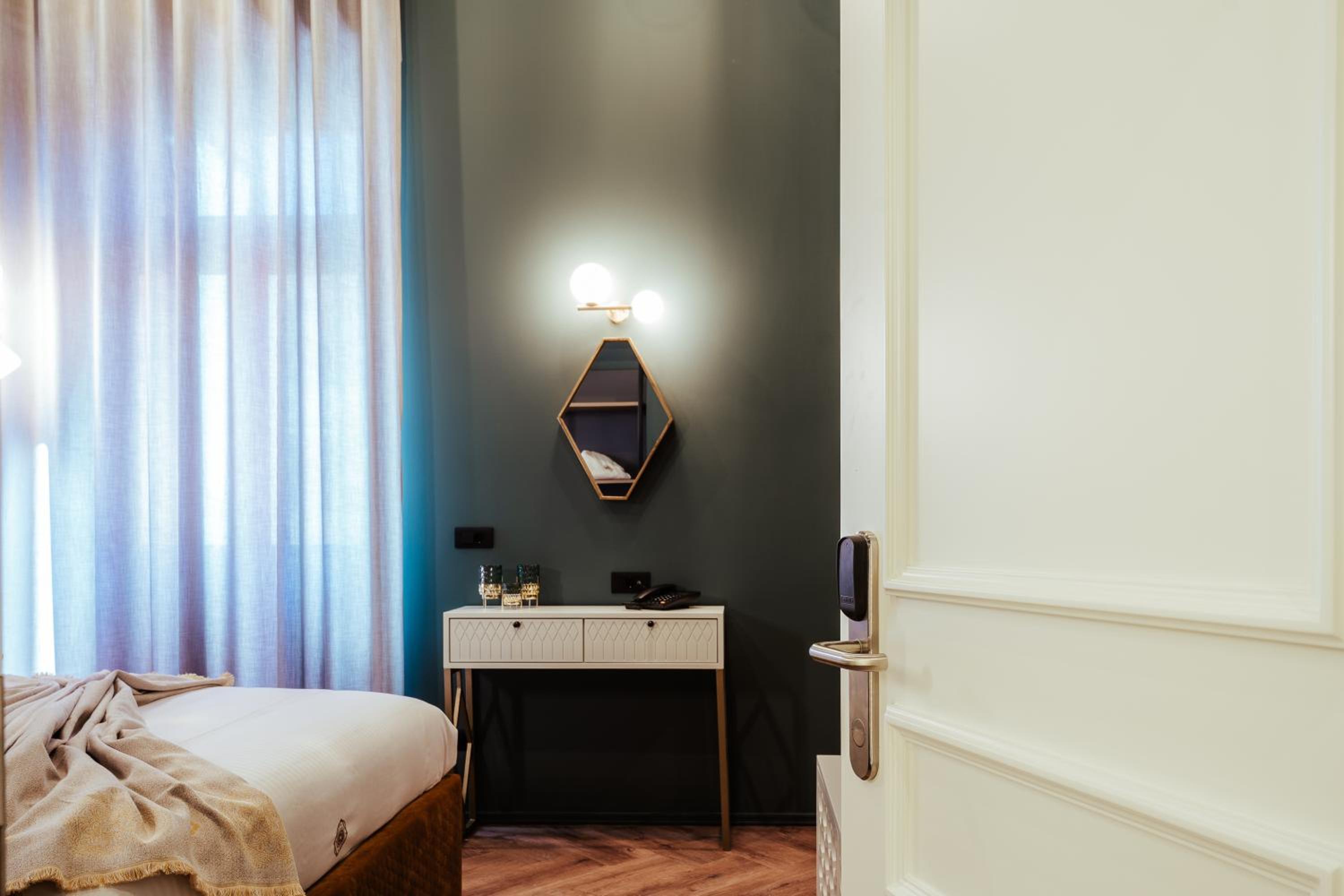 Deluxe Room - Photo 3