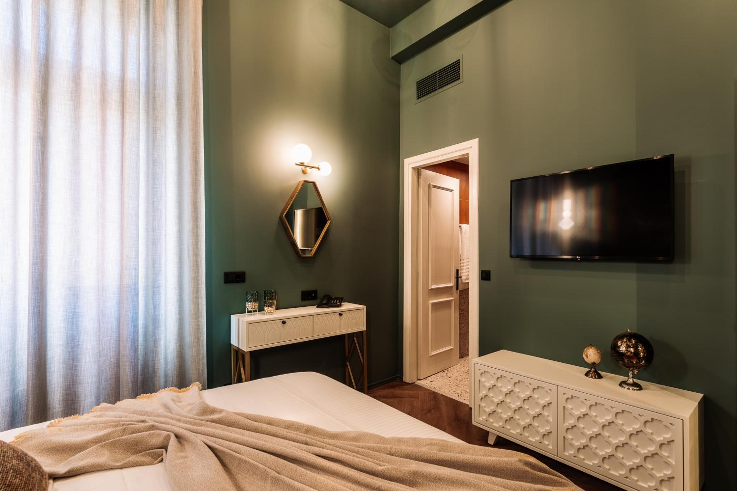 Deluxe Room - Photo 2