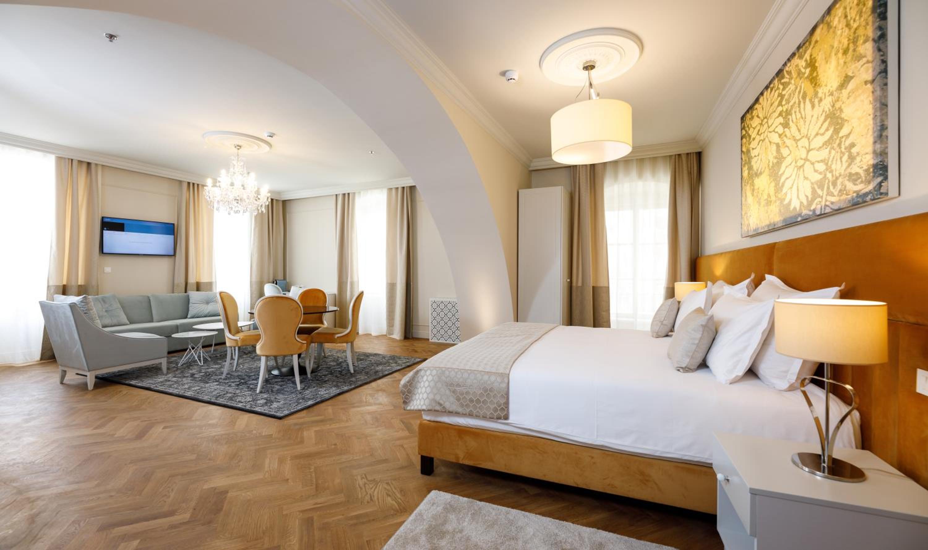 Executive Suite - Photo 9