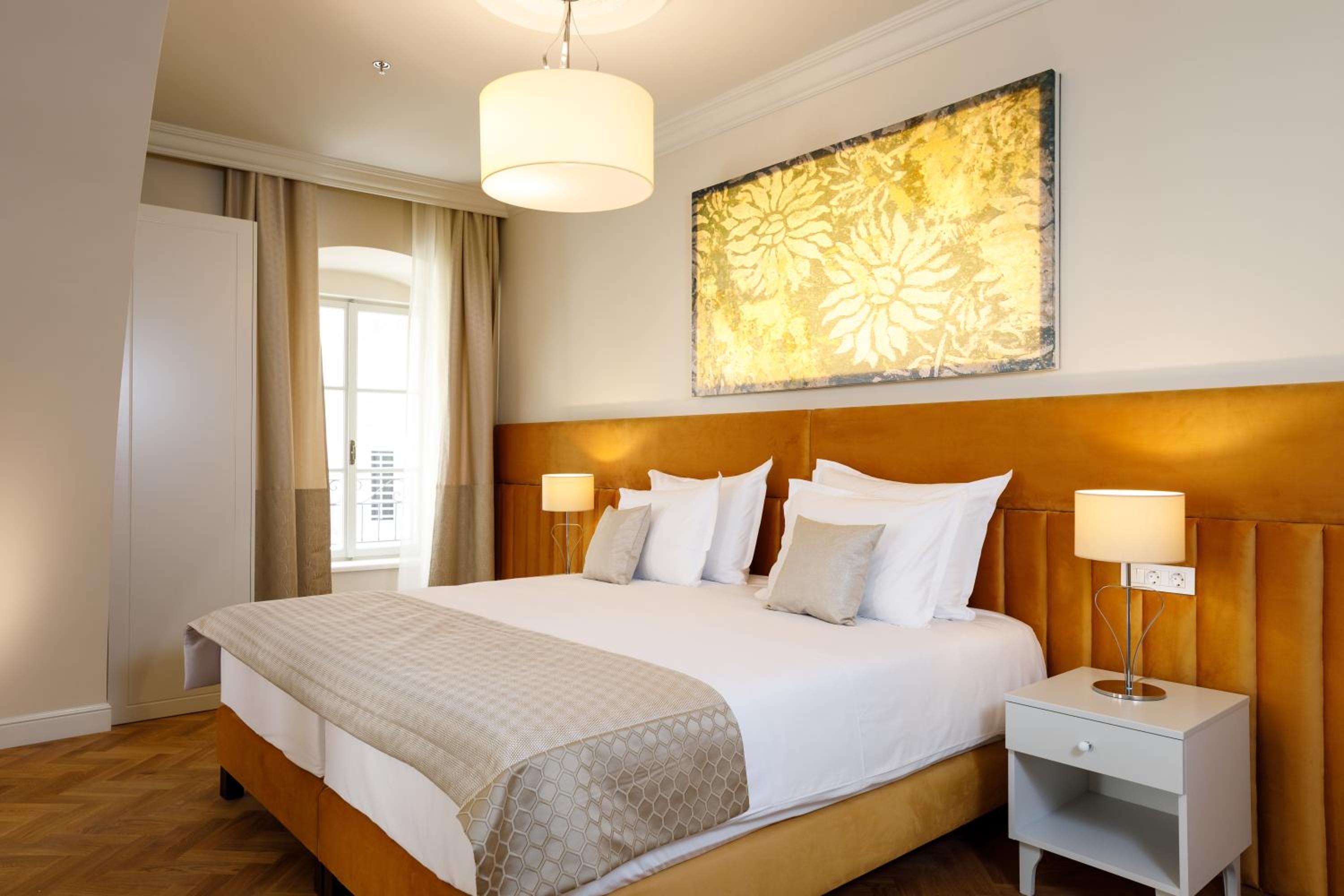 Executive Suite - Photo 8