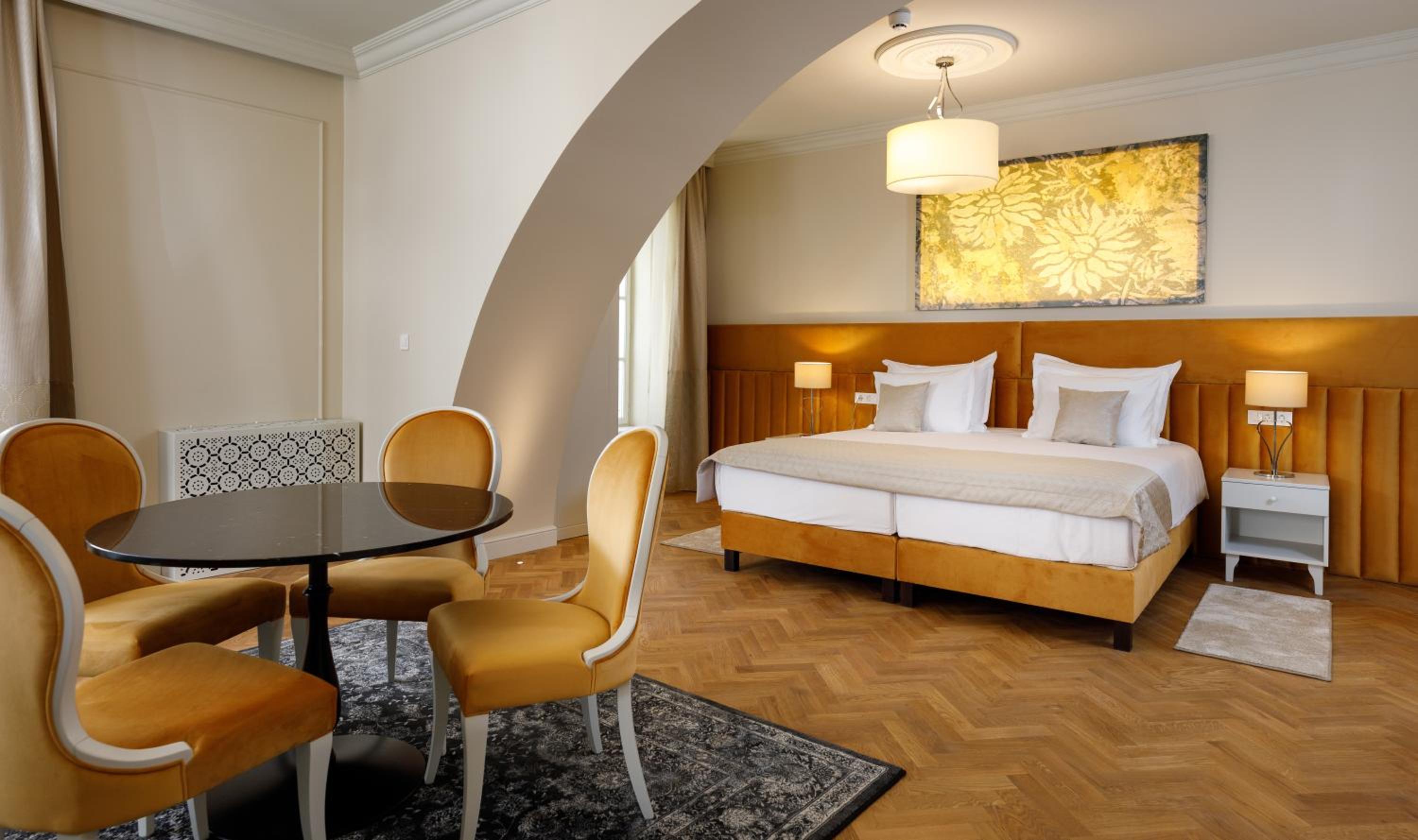 Executive Suite - Photo 7