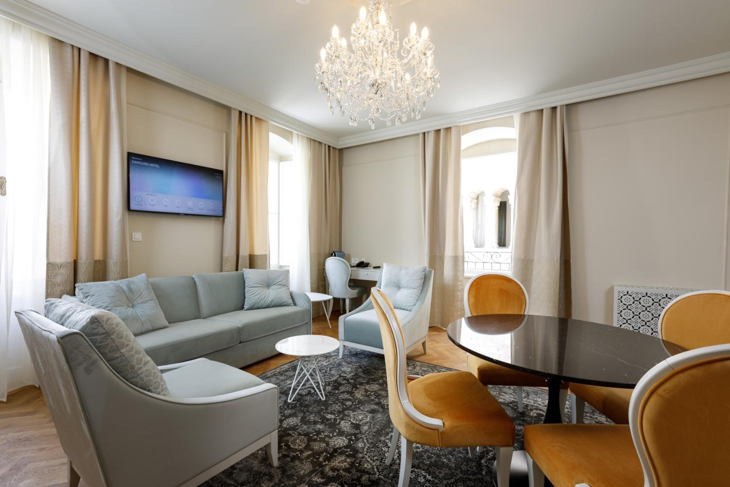 Executive Suite - Photo 6
