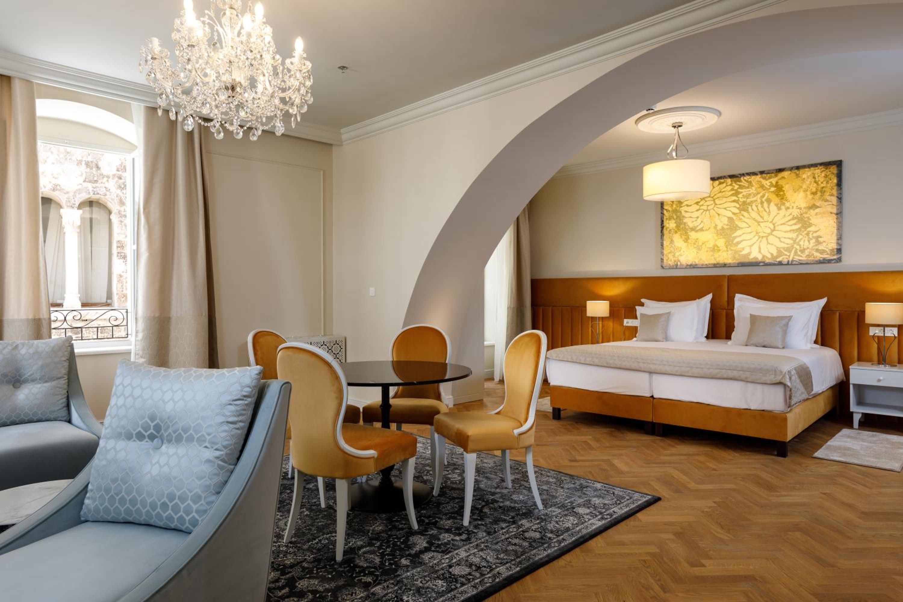 Executive Suite - Photo 5