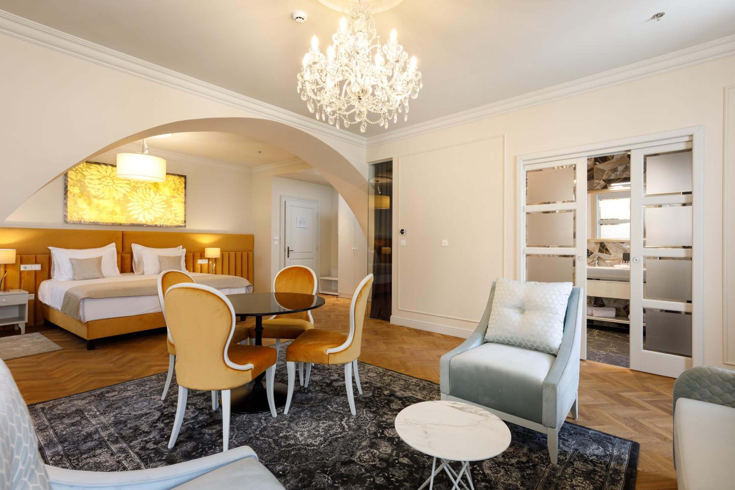 Executive Suite - Photo 1