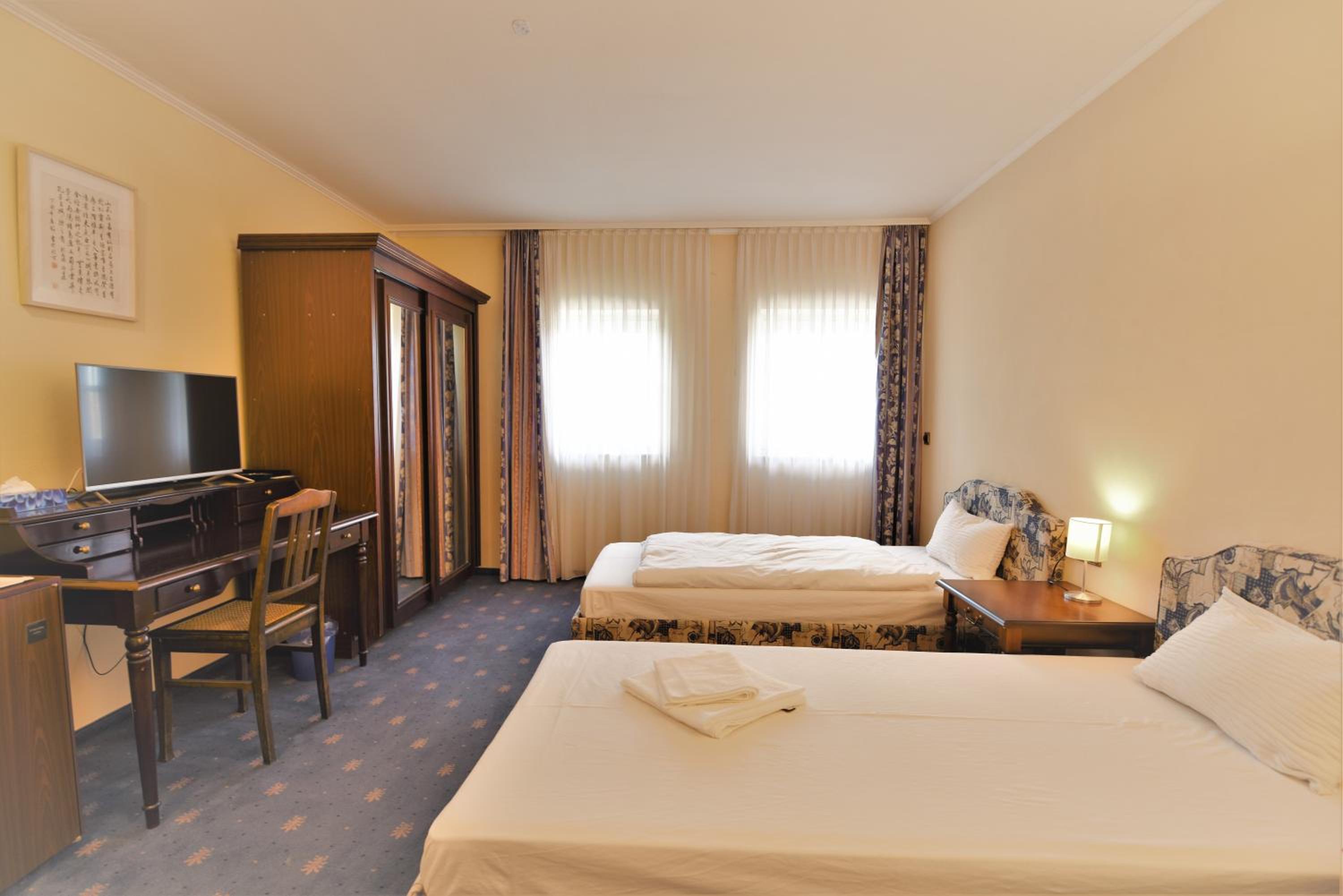 Double or Twin Room with Bathroom - Photo 5