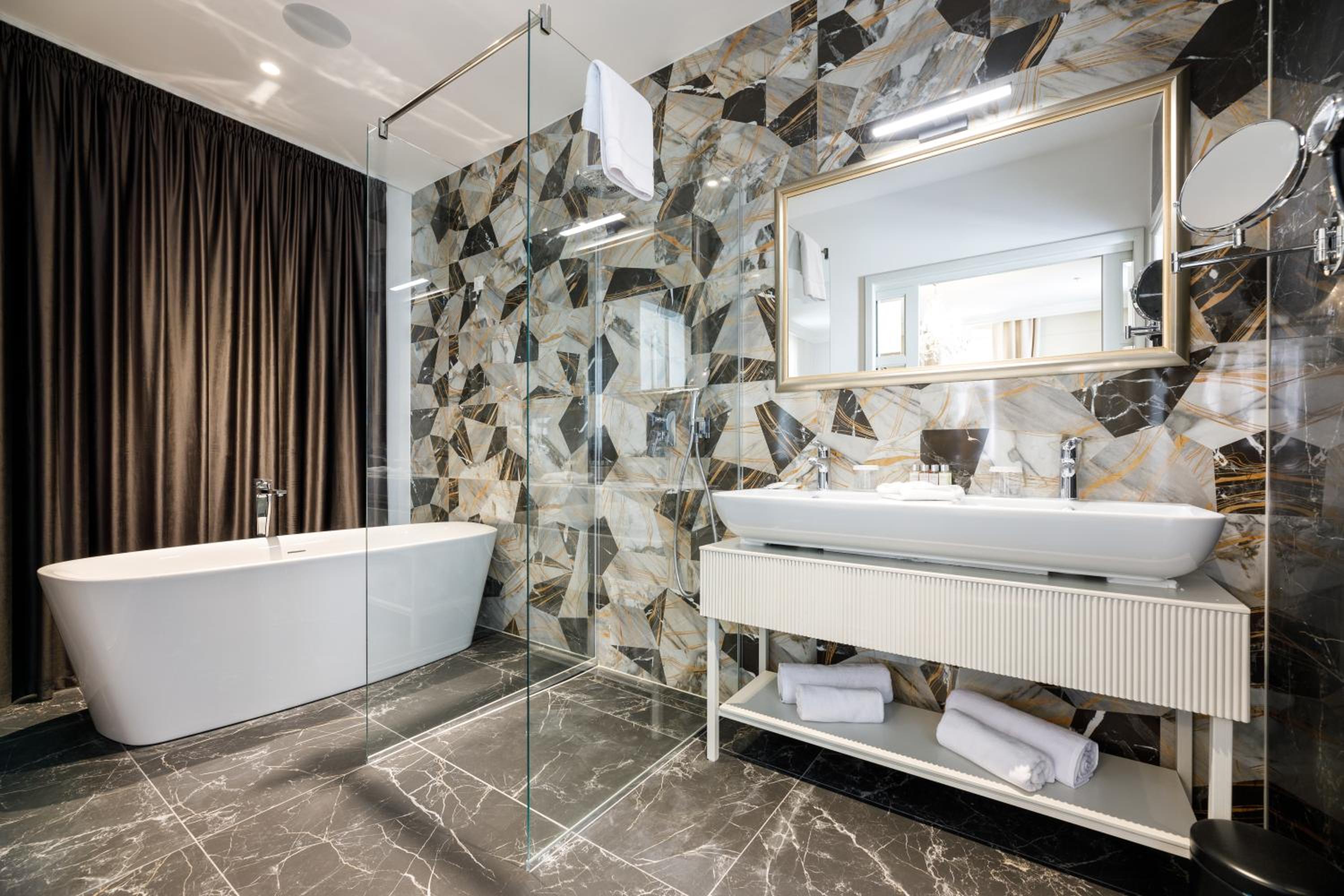 Executive Suite - Photo 10