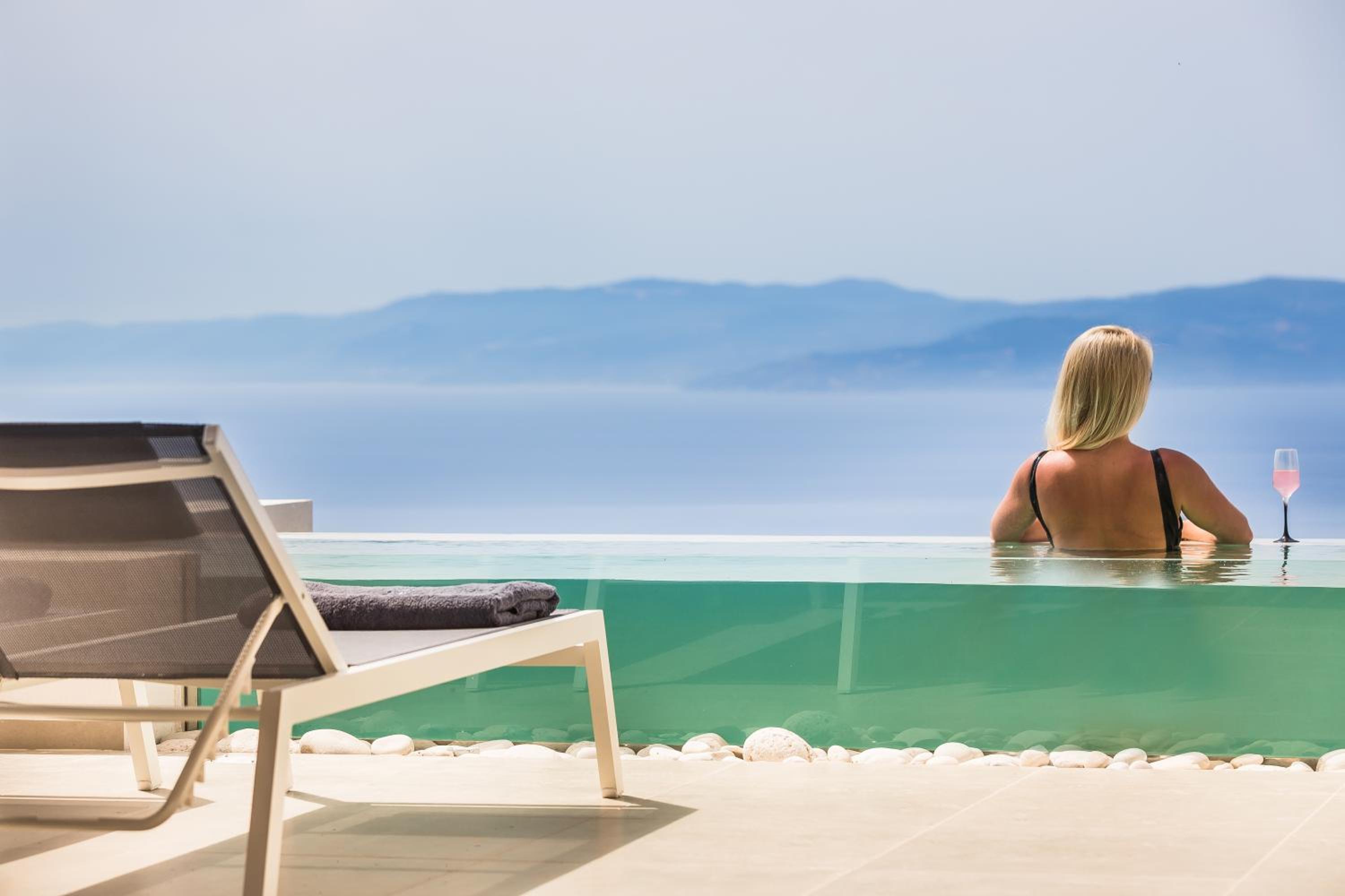 Suite with Private Pool - Photo 13
