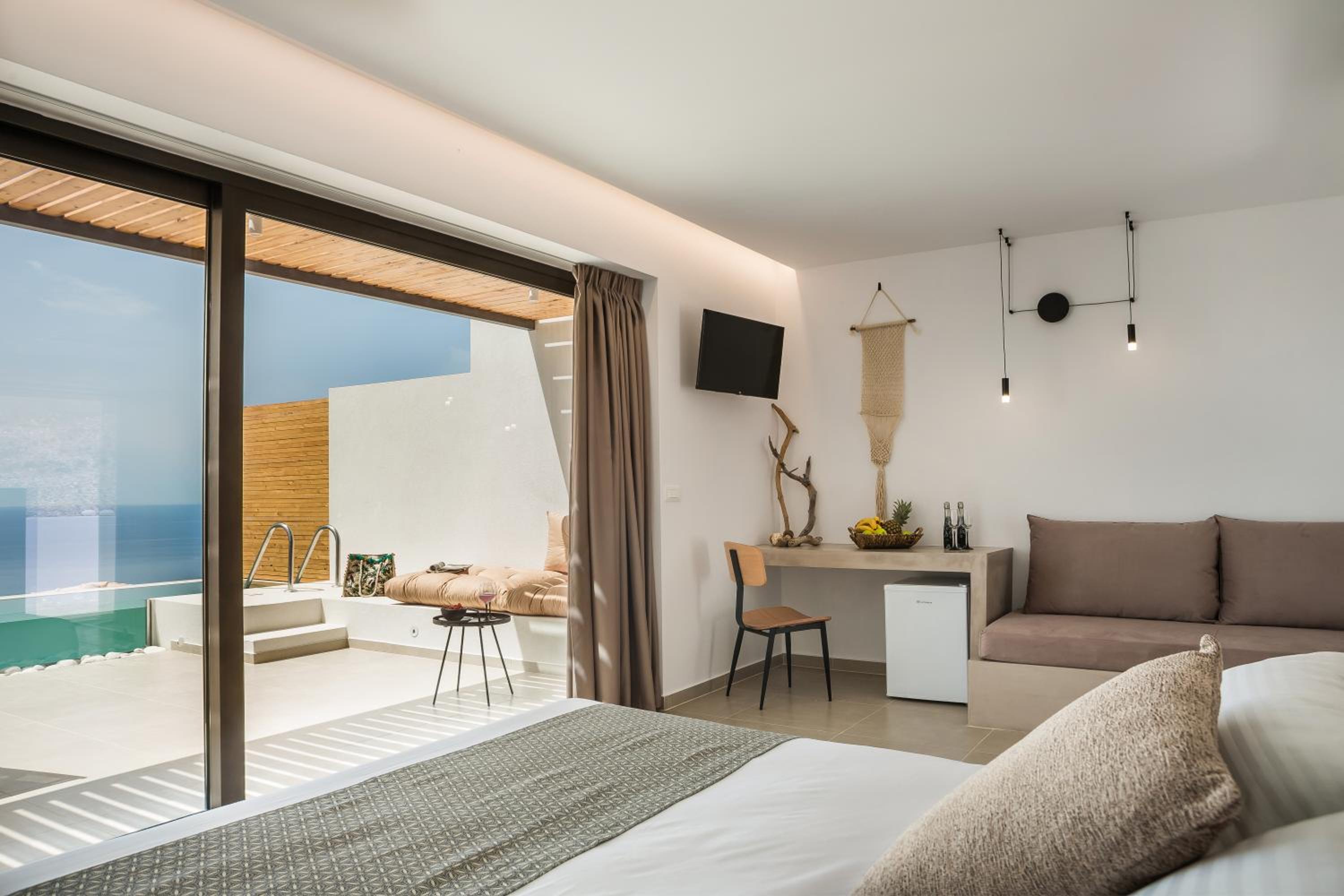 Suite with Private Pool - Photo 11