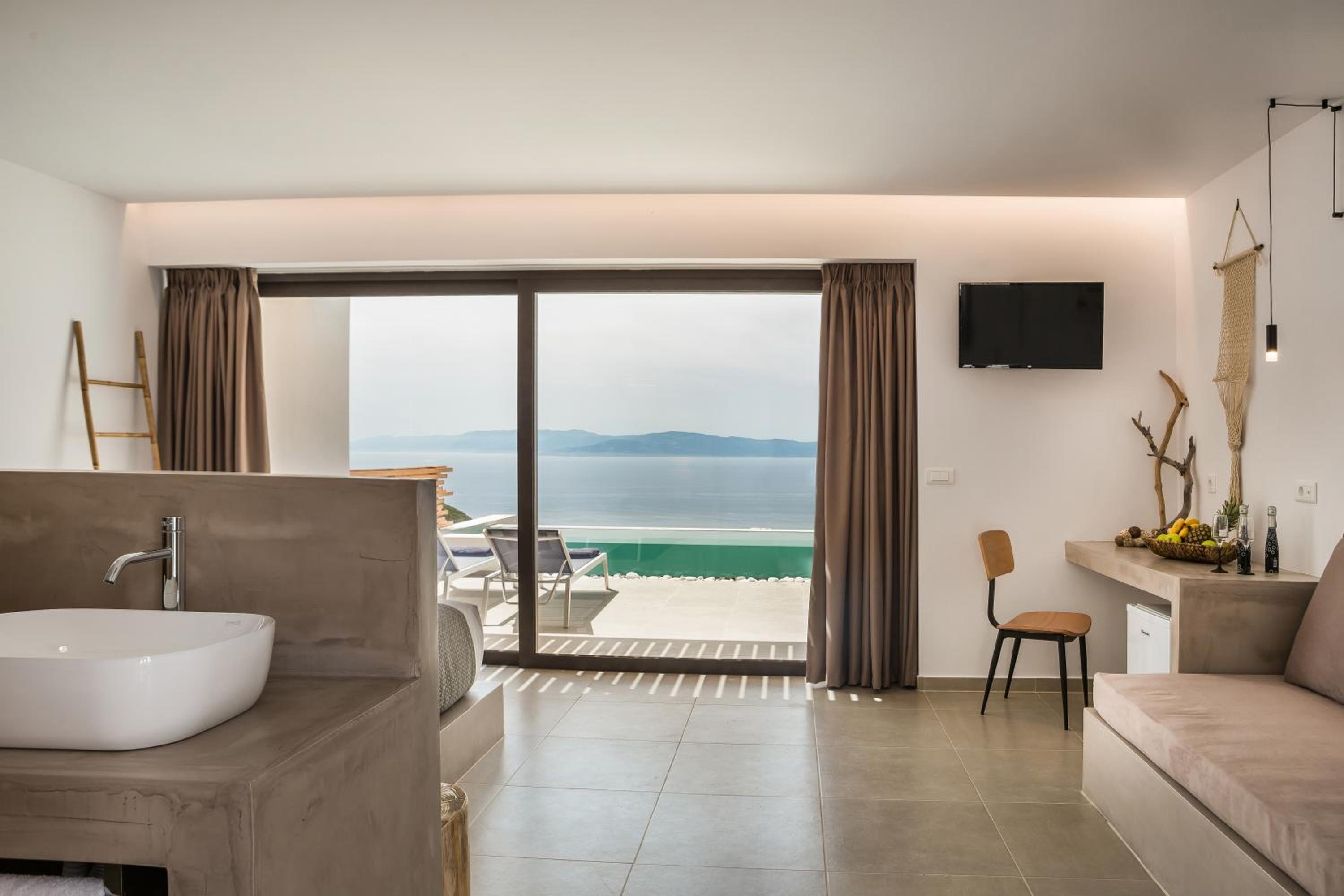 Suite with Private Pool - Photo 3