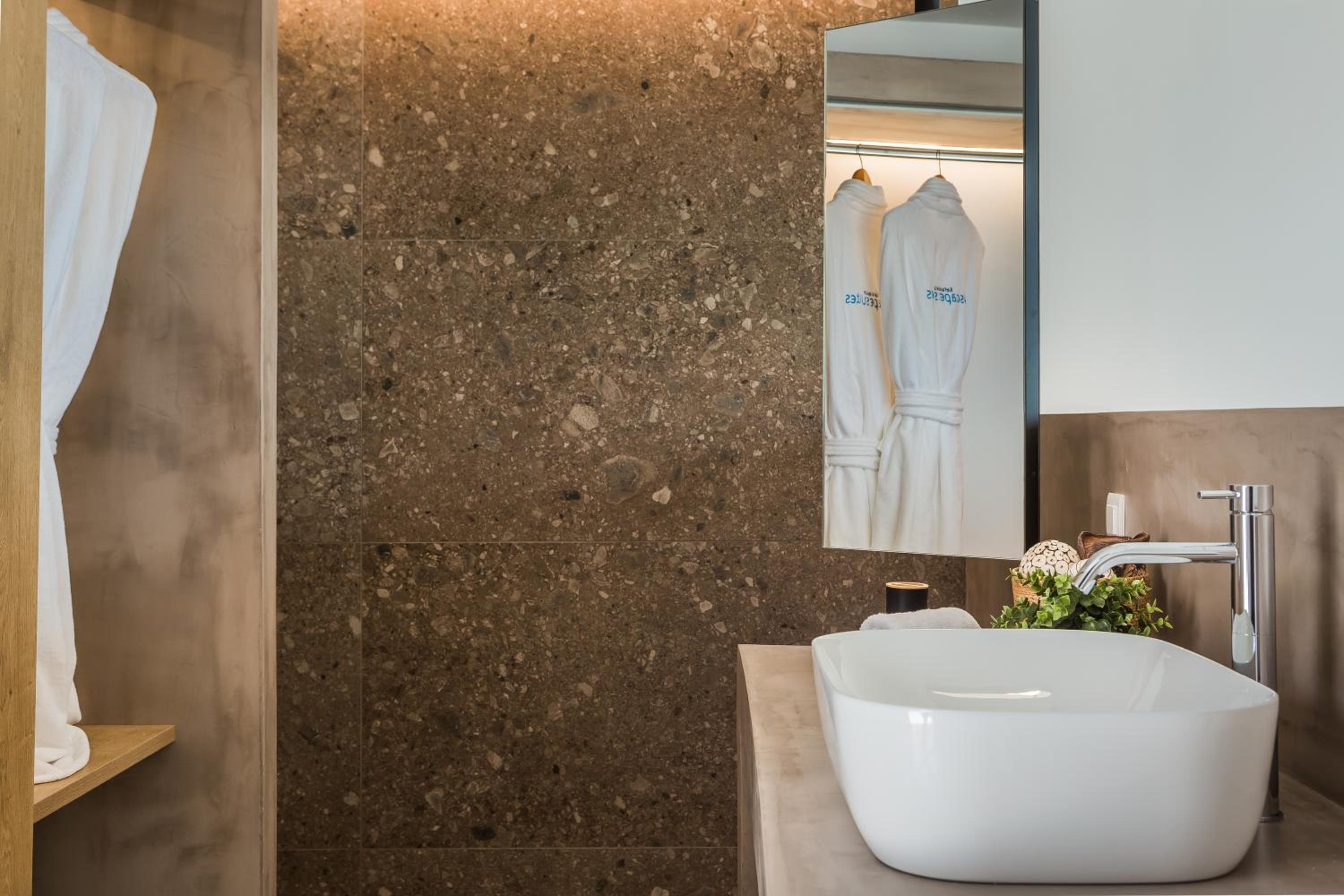 Suite with Private Pool - Photo 9