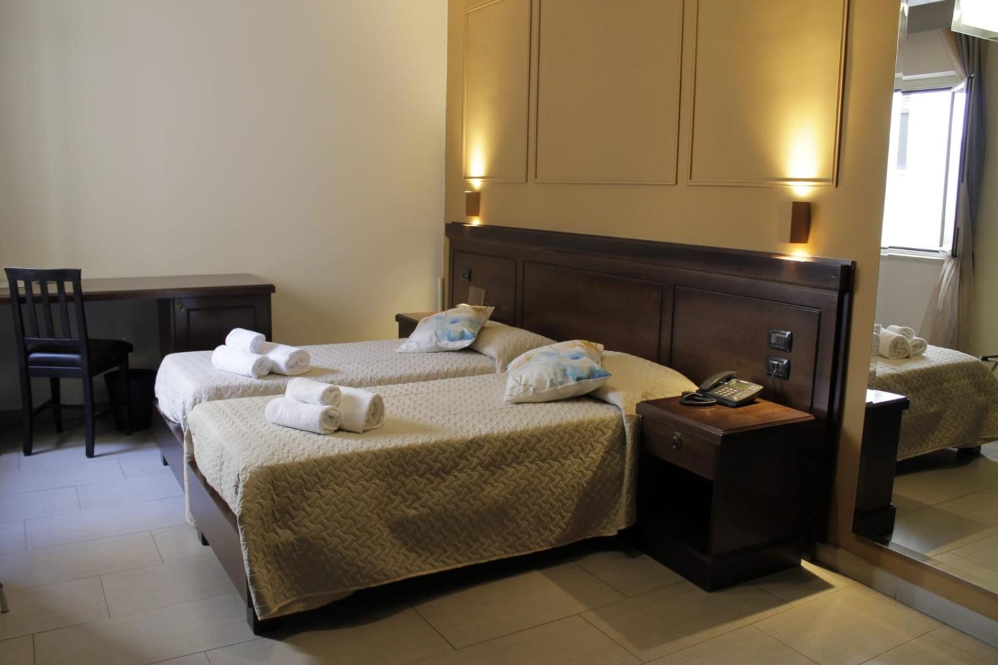 Double Room with Balcony - Photo 6