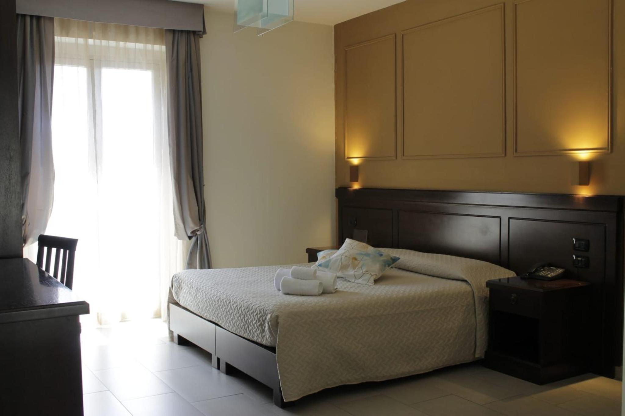 Double Room with Balcony - Photo 5