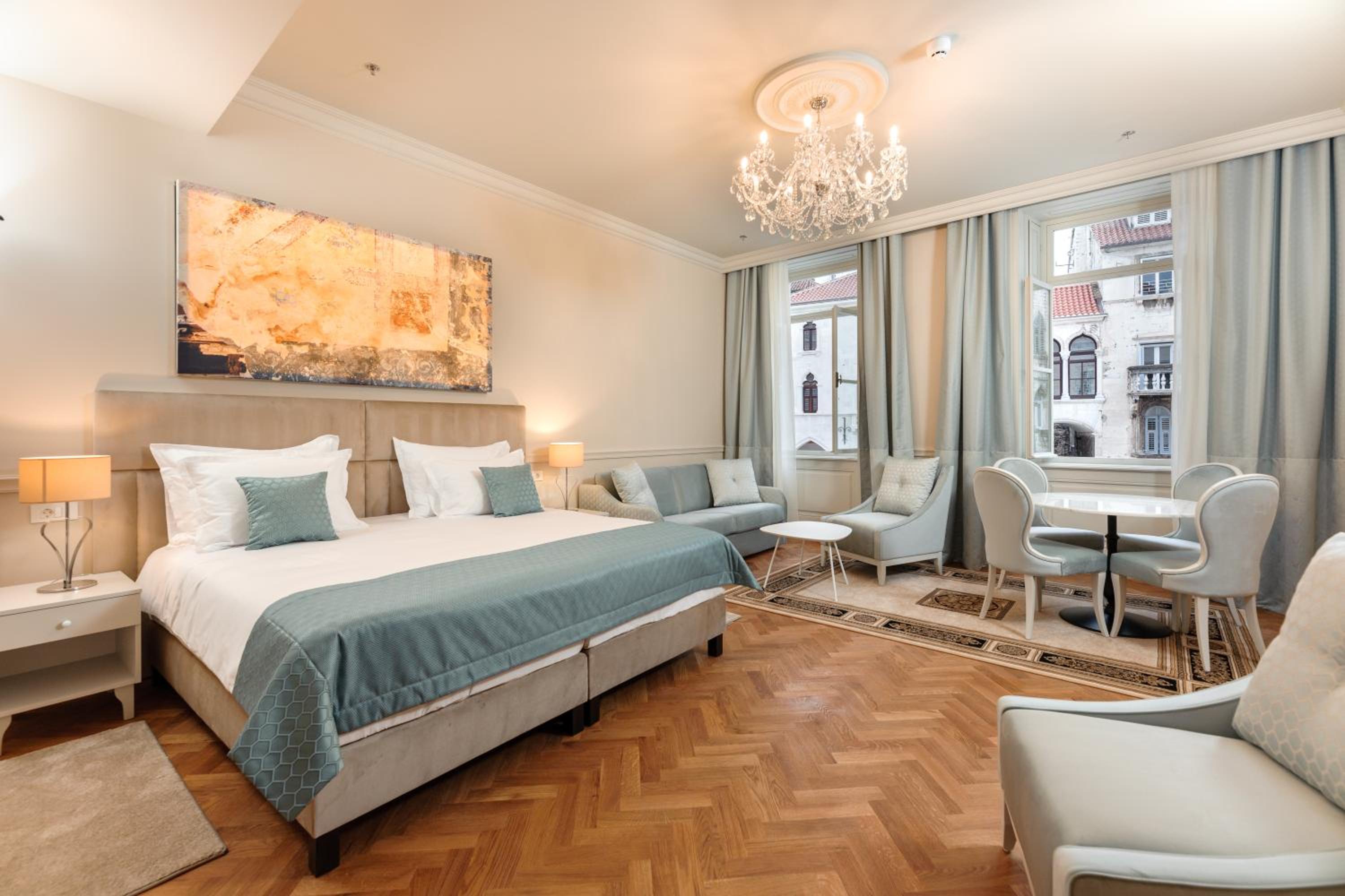 Deluxe Suite - Photo 6