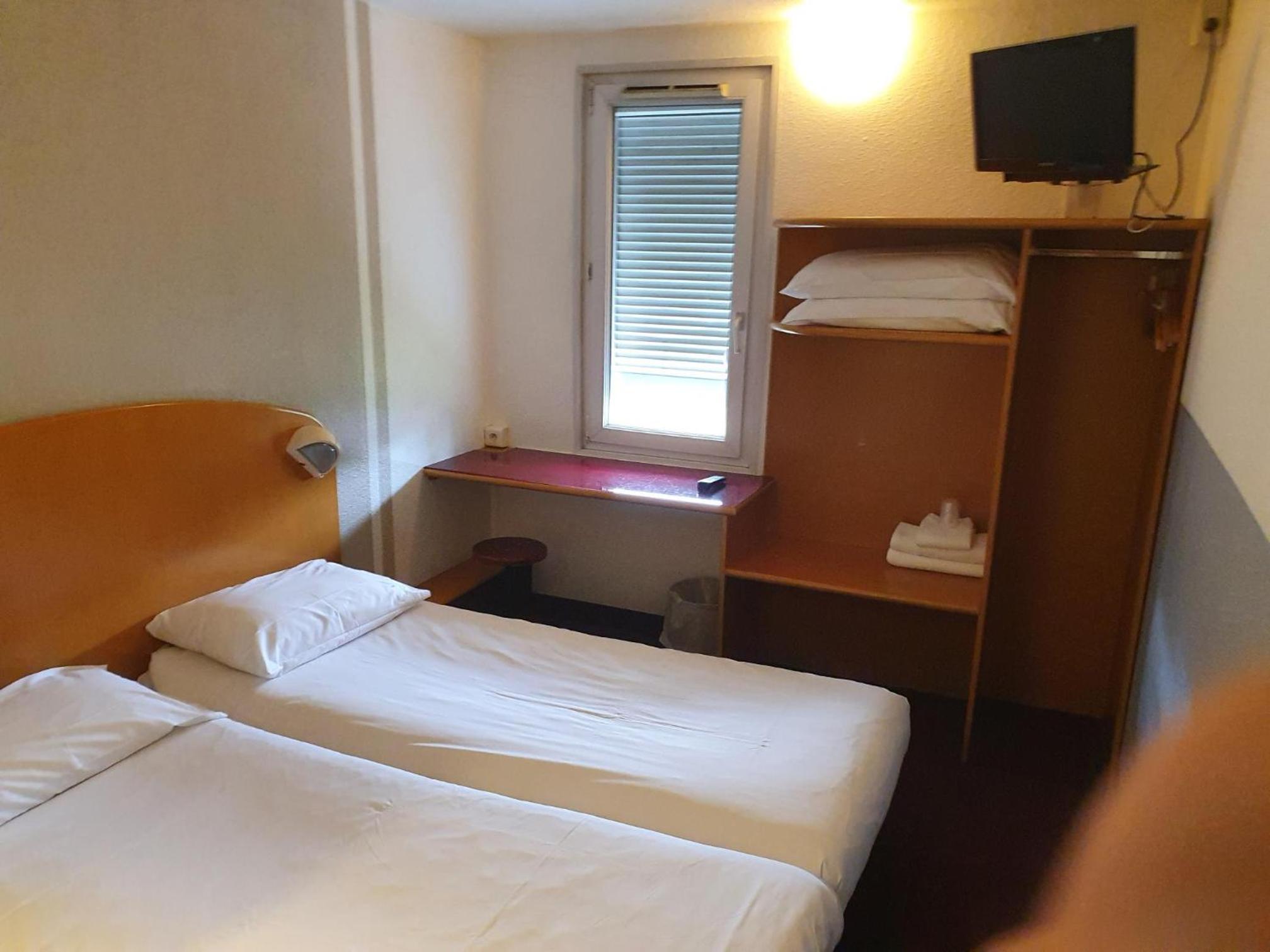 Twin Room - Photo 3