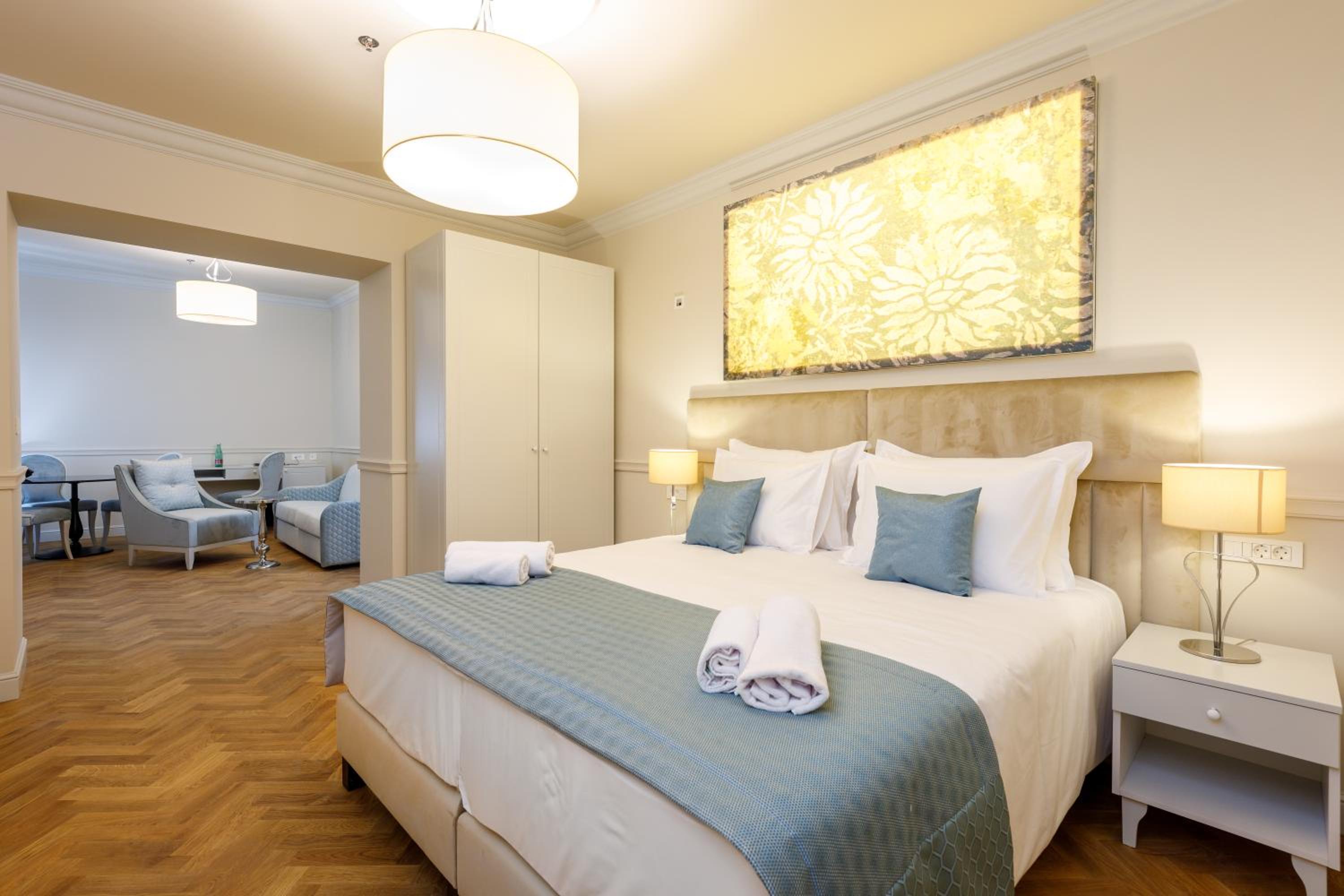 Deluxe Suite - Photo 2
