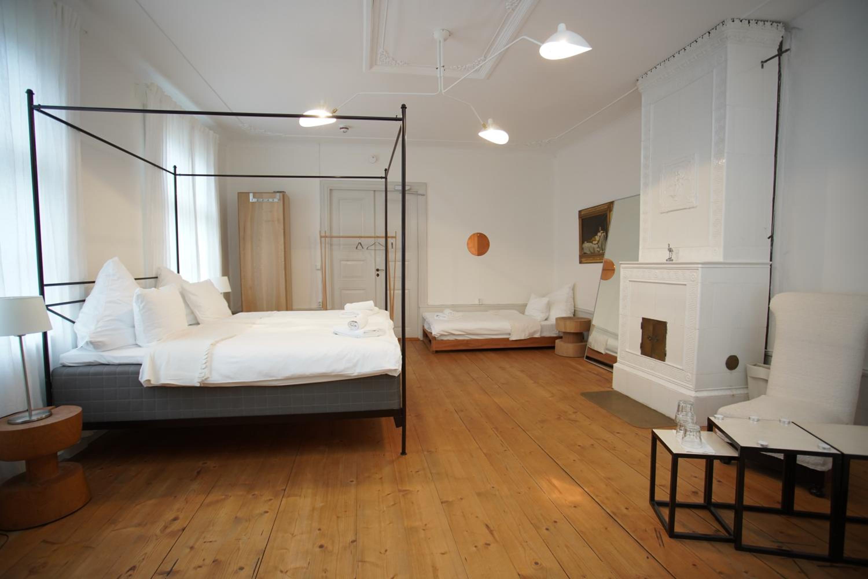 Large Double or Twin Room with Shared Bathroom photo 3