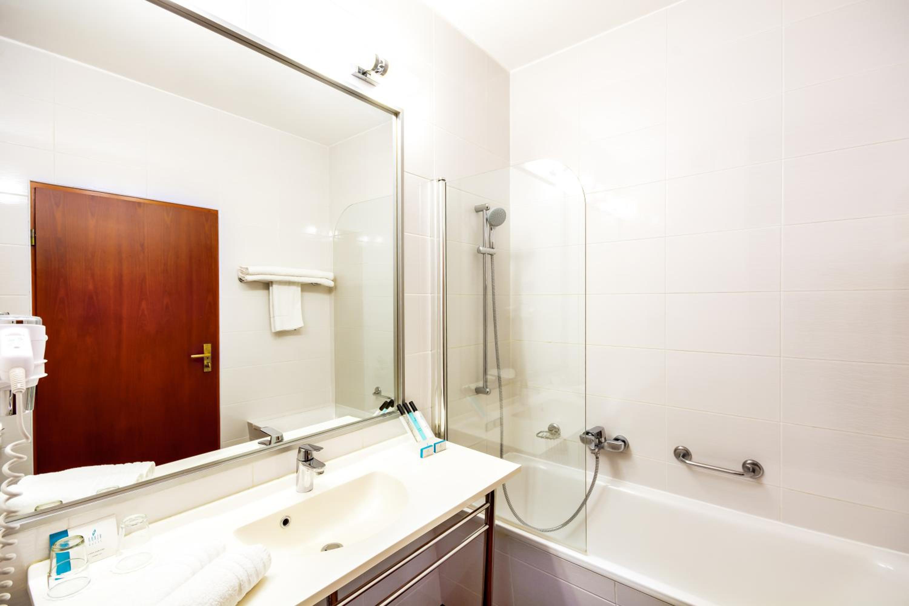 Double or Twin Room - Photo 4