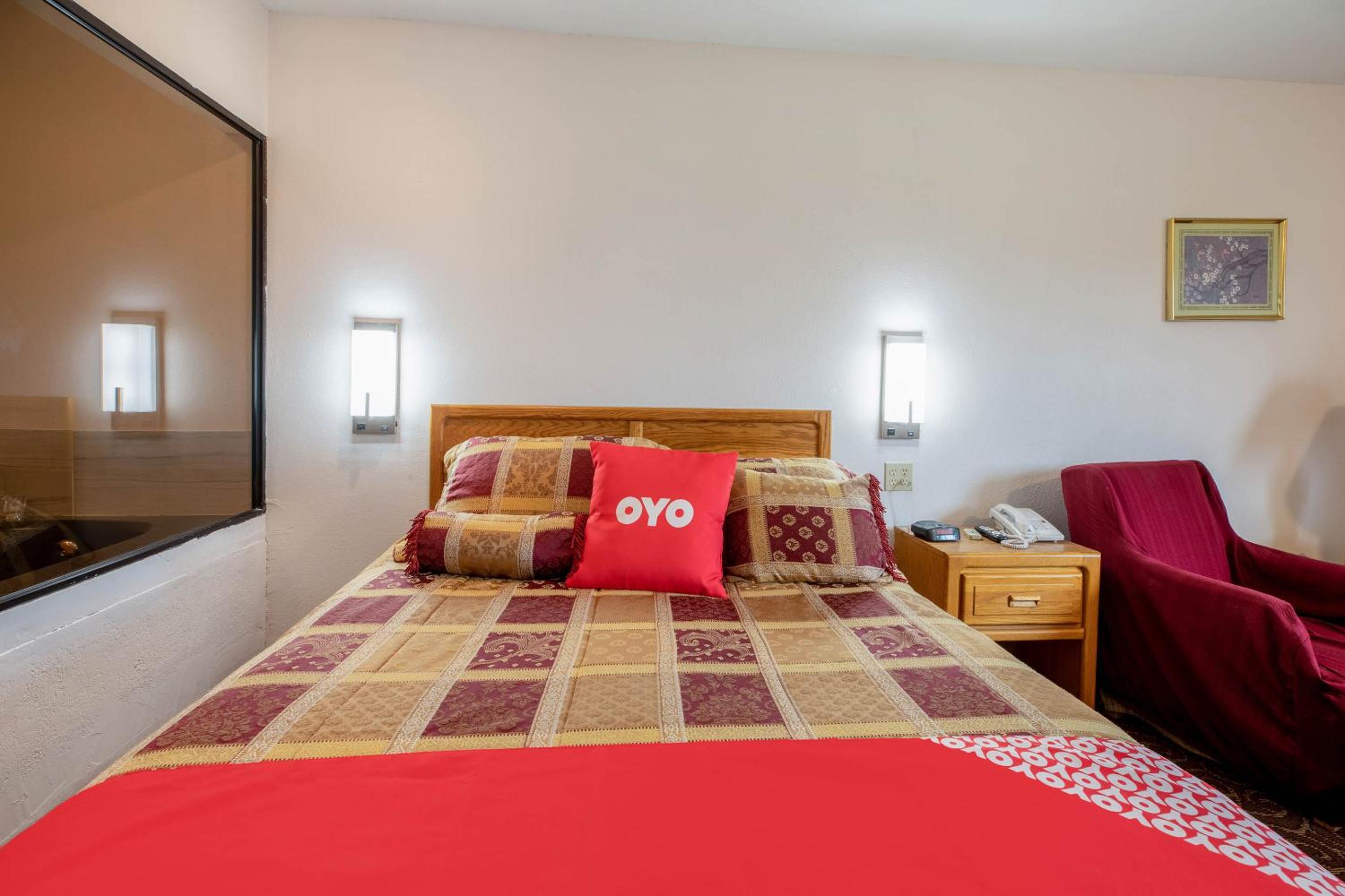 Premium Queen room with Jetted Tub photo 2