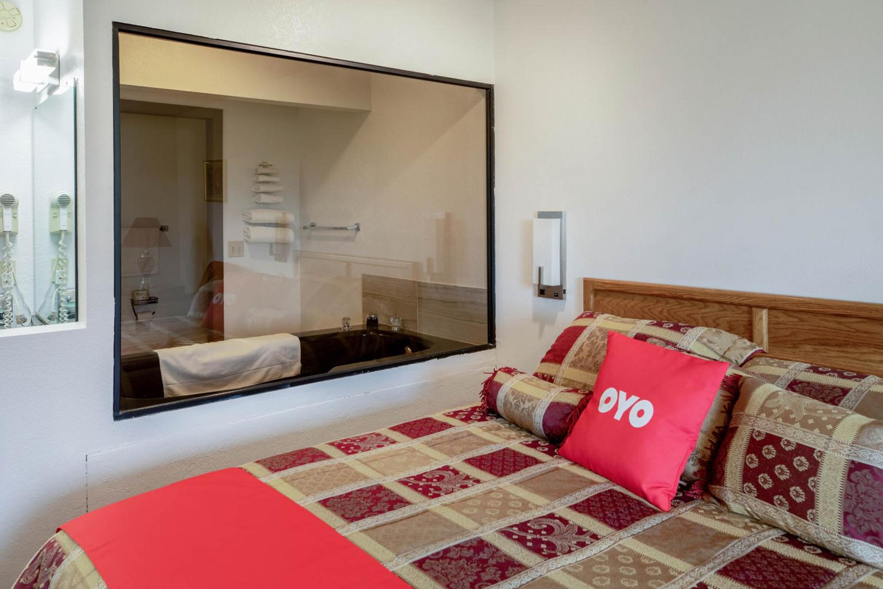 Premium Queen room with Jetted Tub photo 3