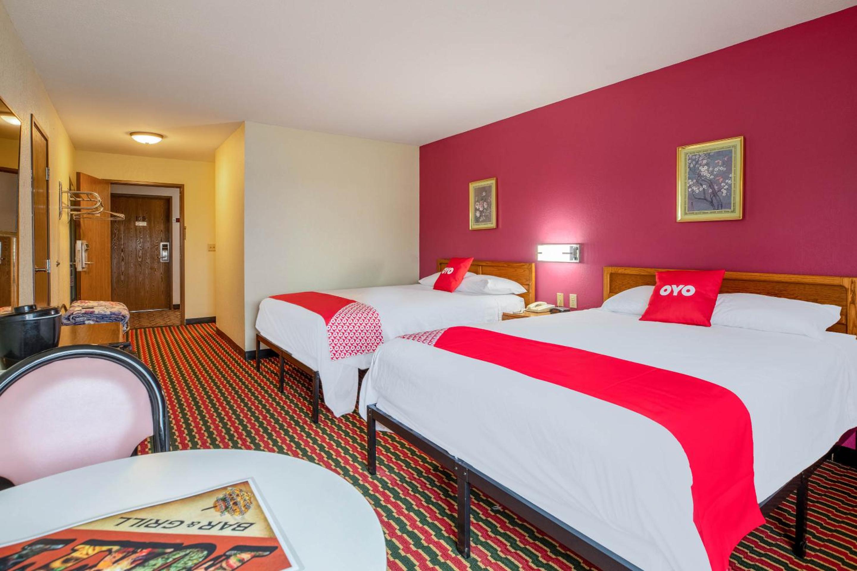 Queen Room with Two Queen Beds - Disability Access photo 3