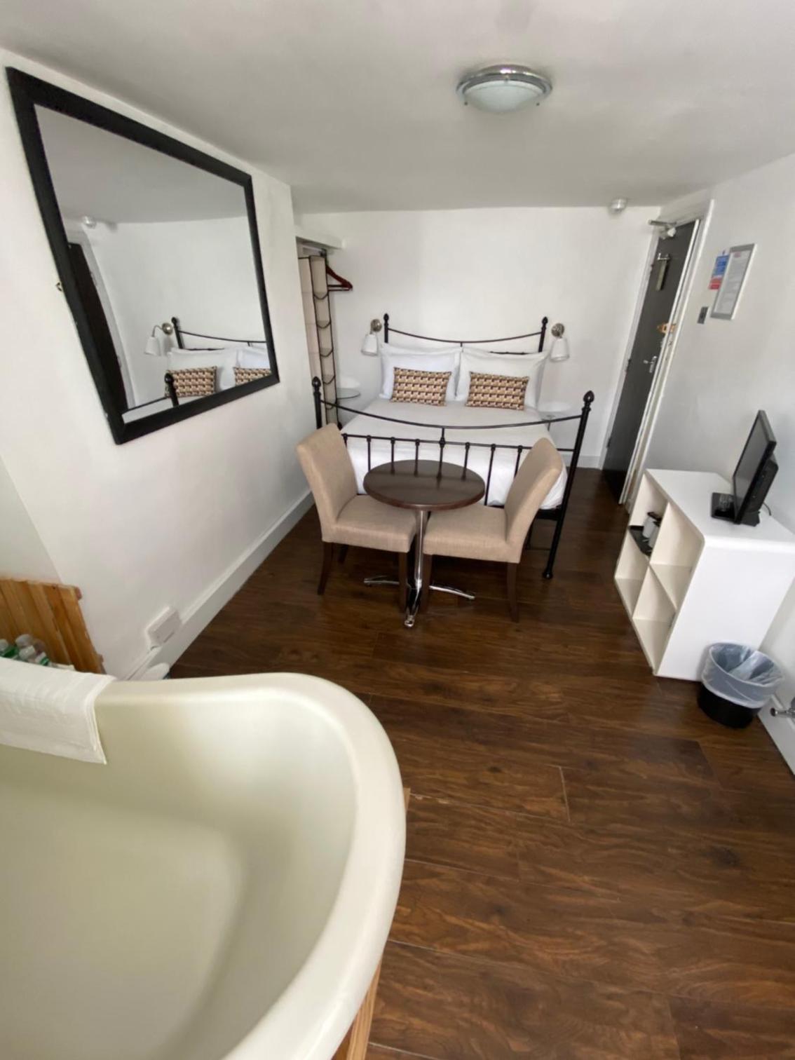 Double Room - Photo 2