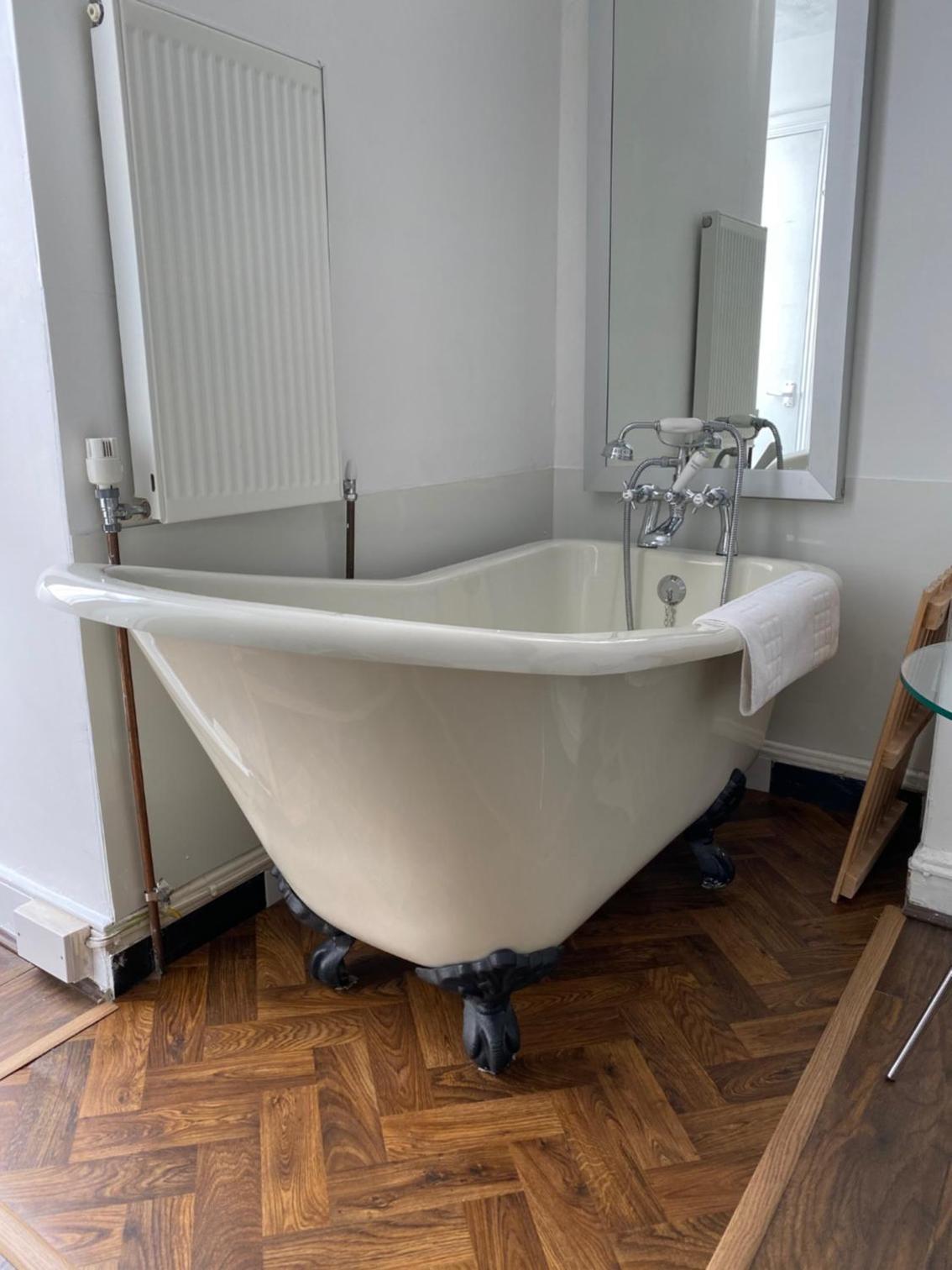 Superior Double Room with Bath and Shower - Photo 2