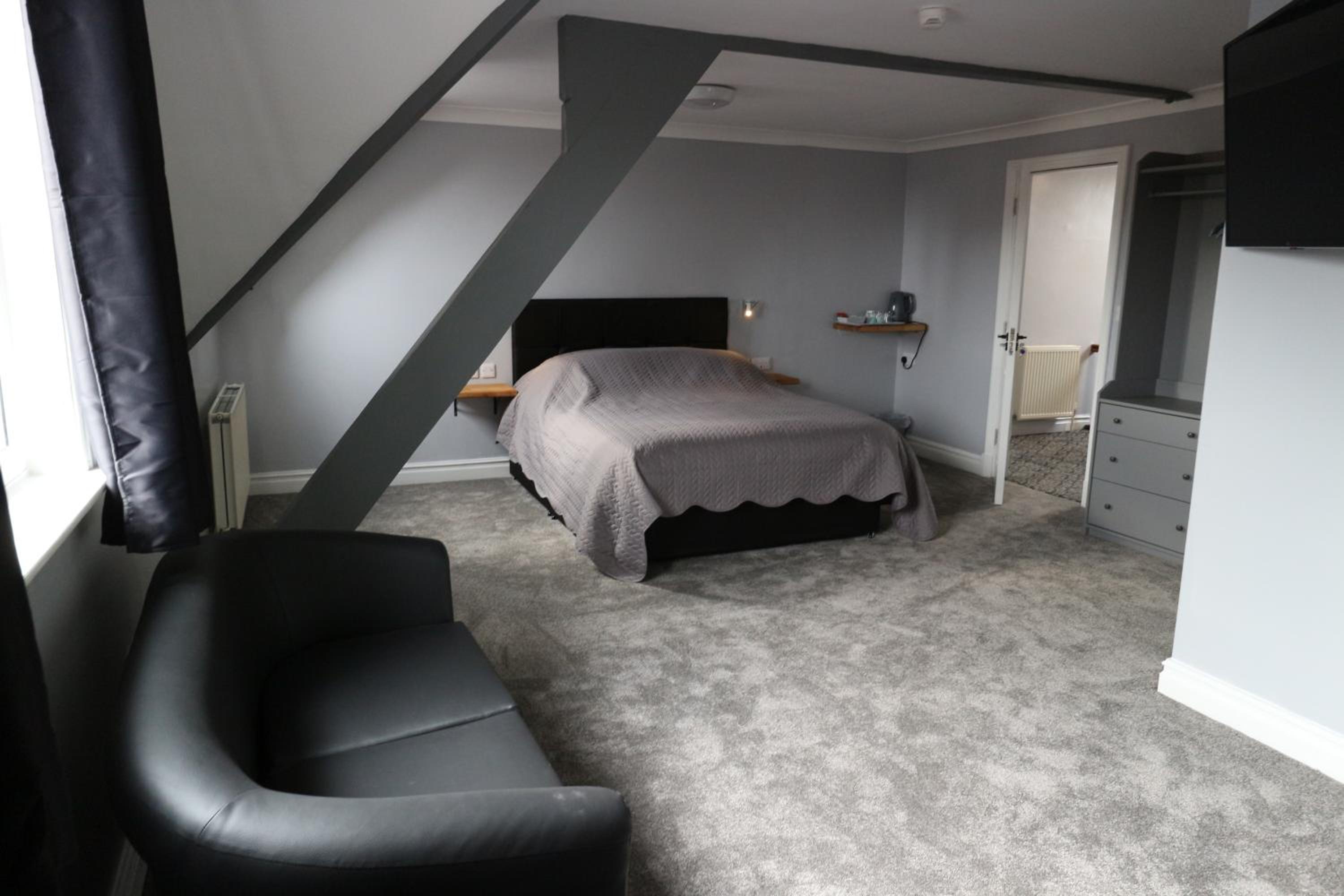 Deluxe Double Room with Bath - Photo 8
