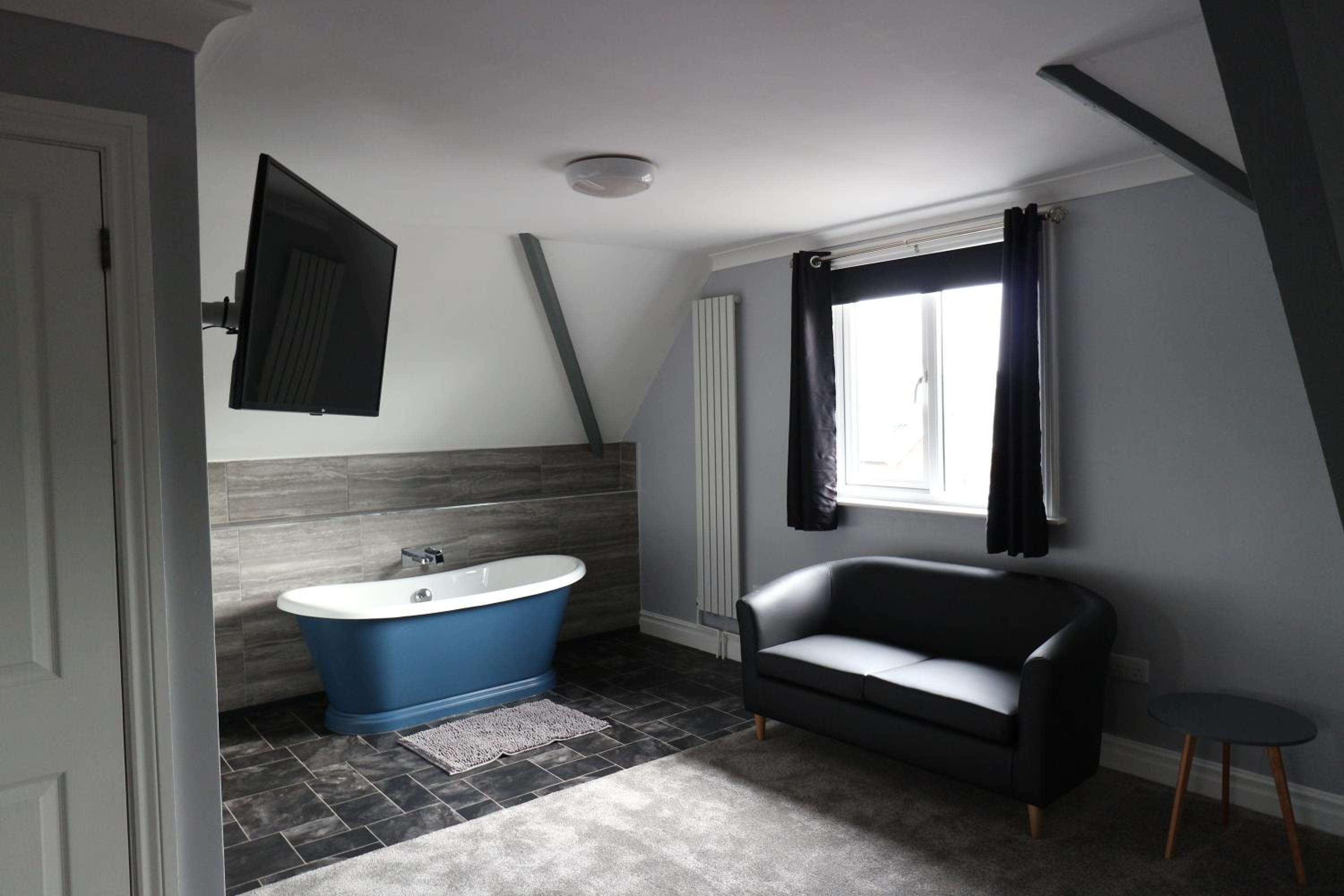 Deluxe Double Room with Bath - Photo 4