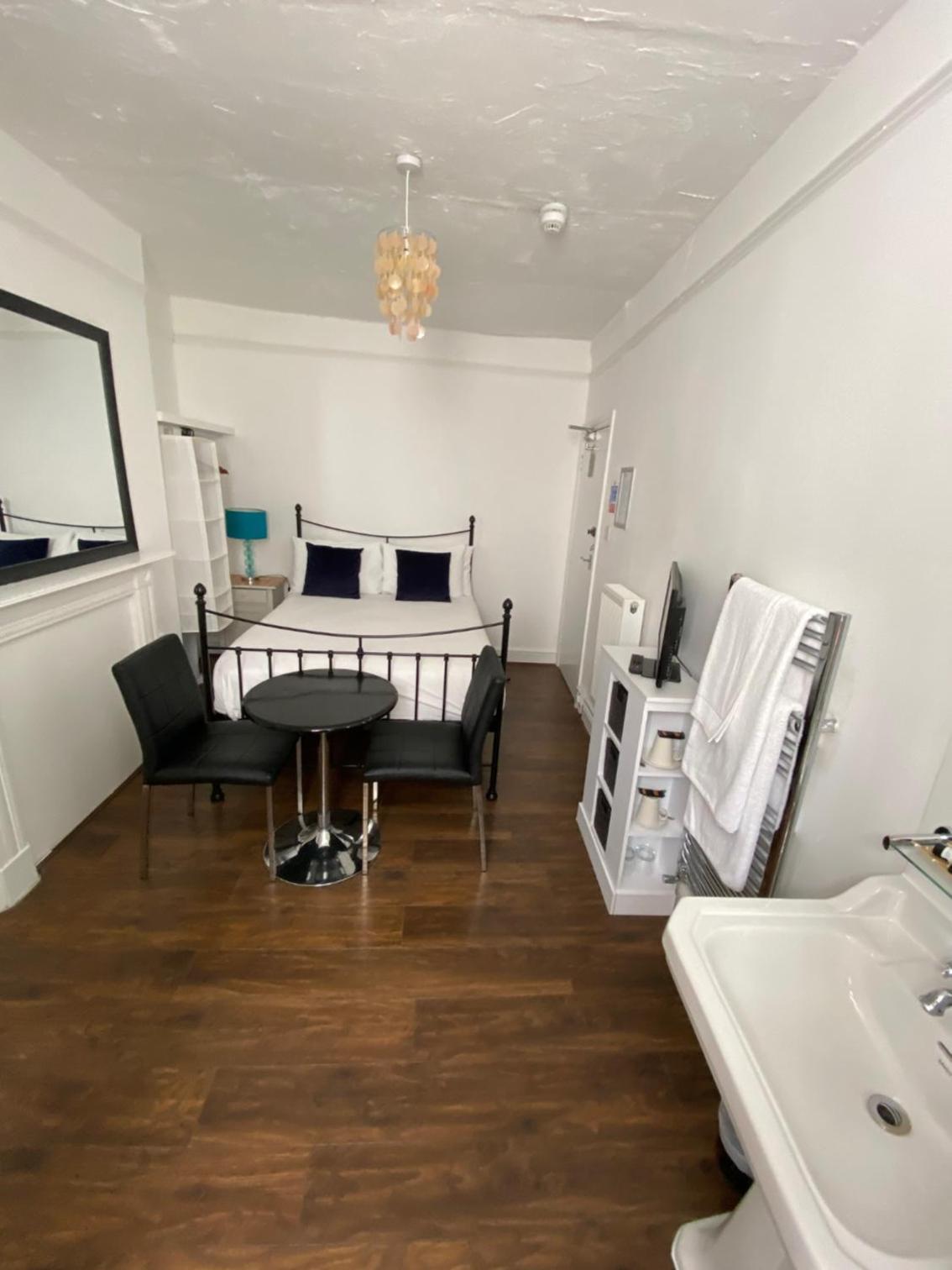 Double Room - Photo 4