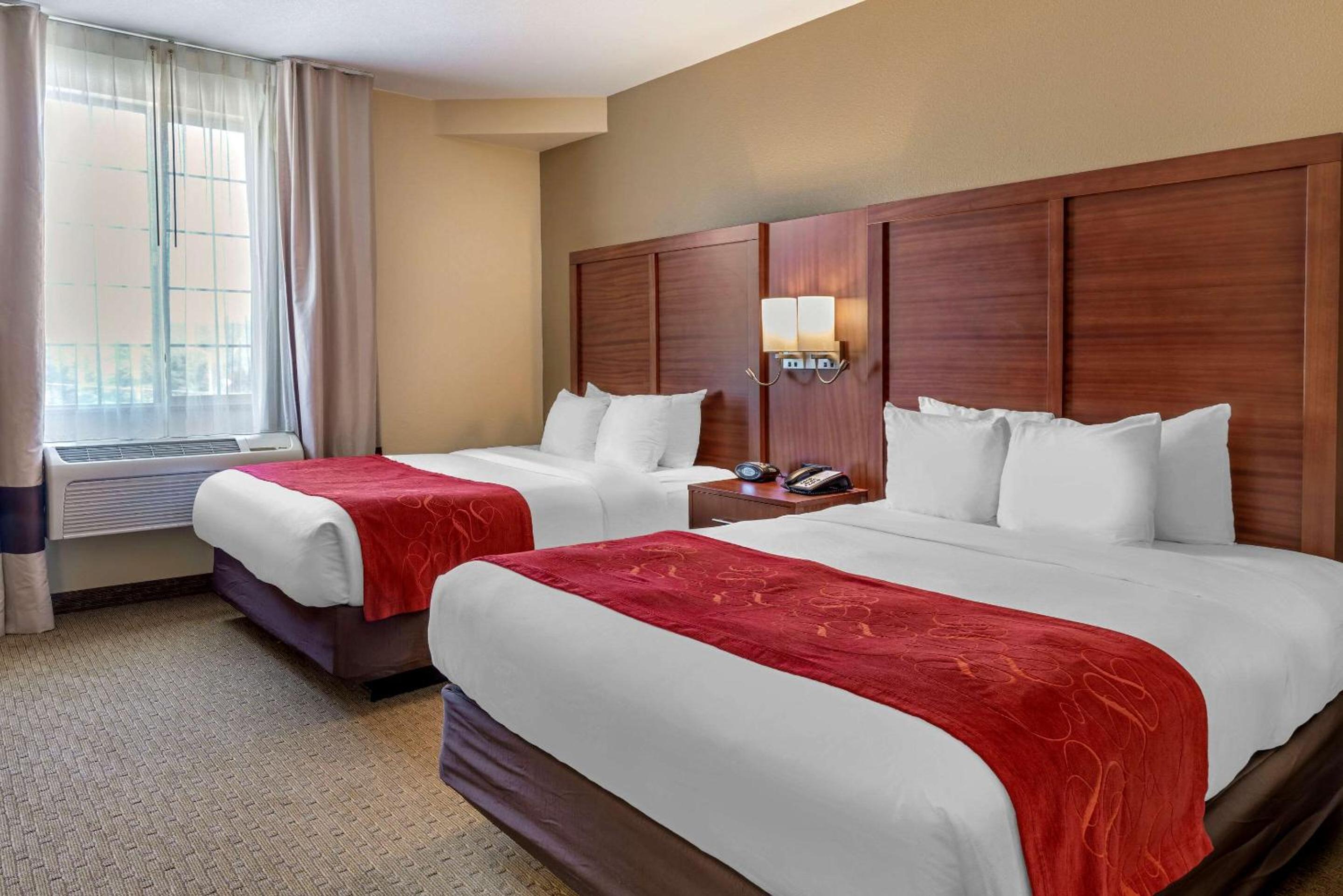 Queen Suite with Two Queen Beds - Photo 2