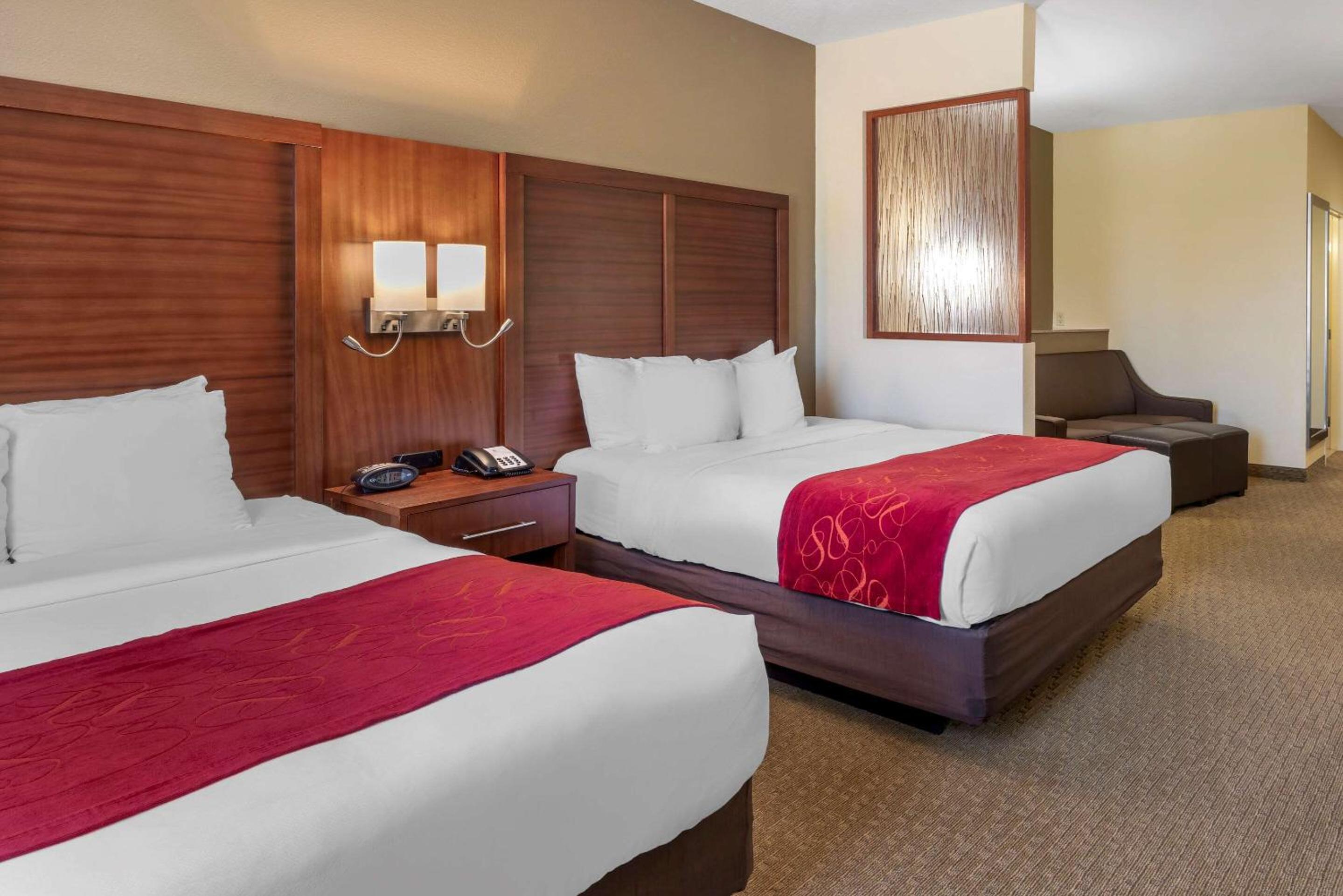 Queen Suite with Two Queen Beds - Photo 4