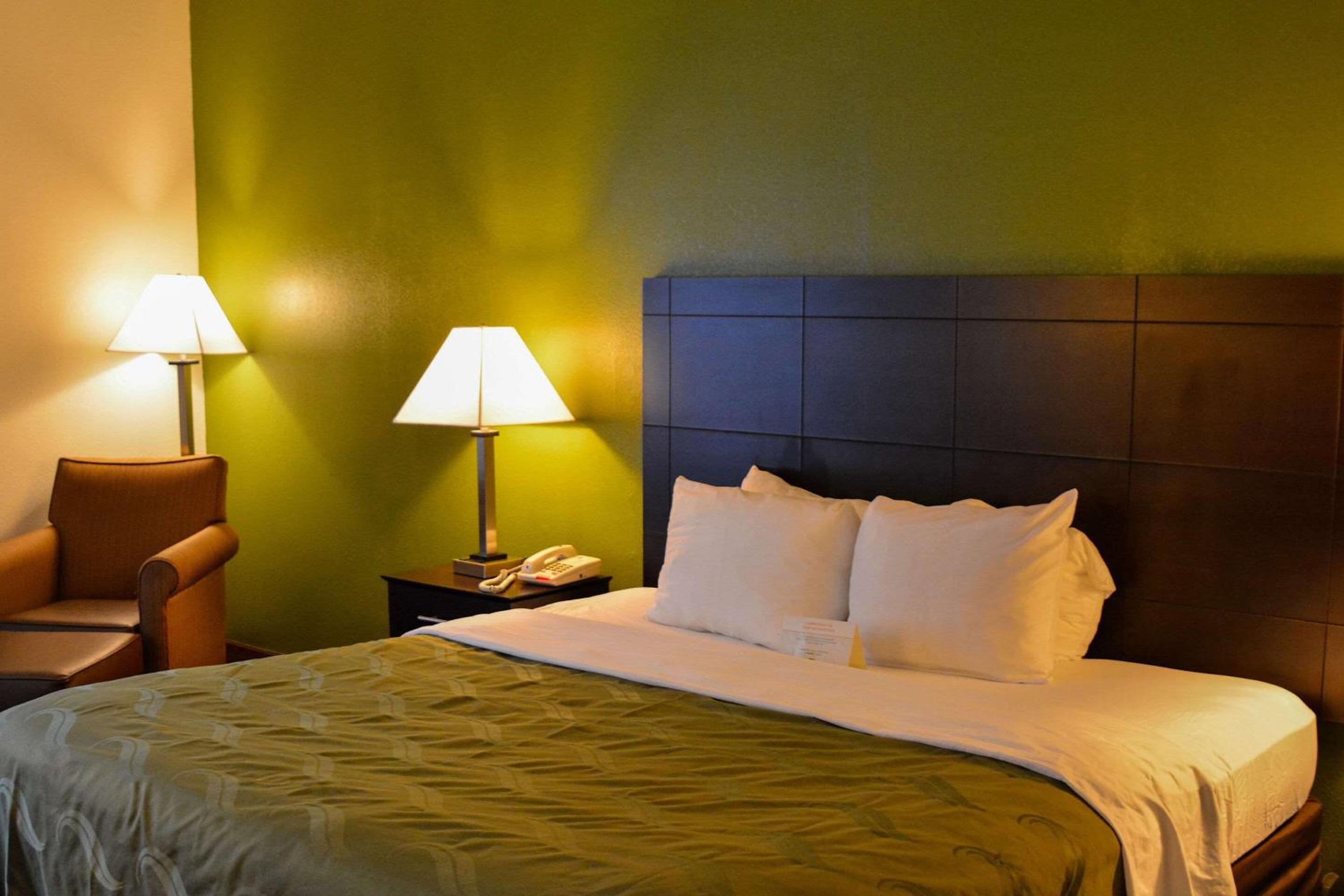 King Room - Non-Smoking - Photo 2