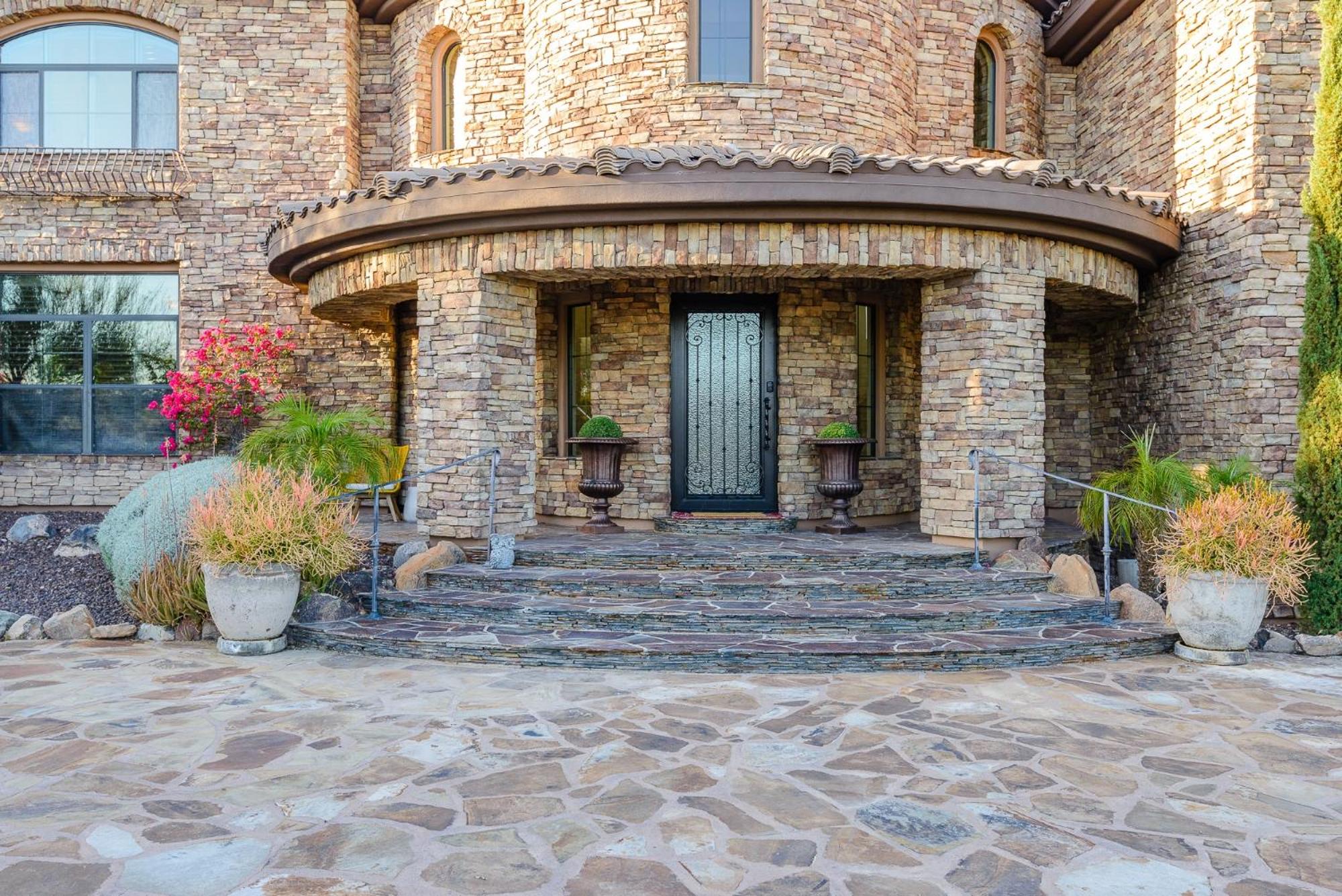 Five-Bedroom House photo 3