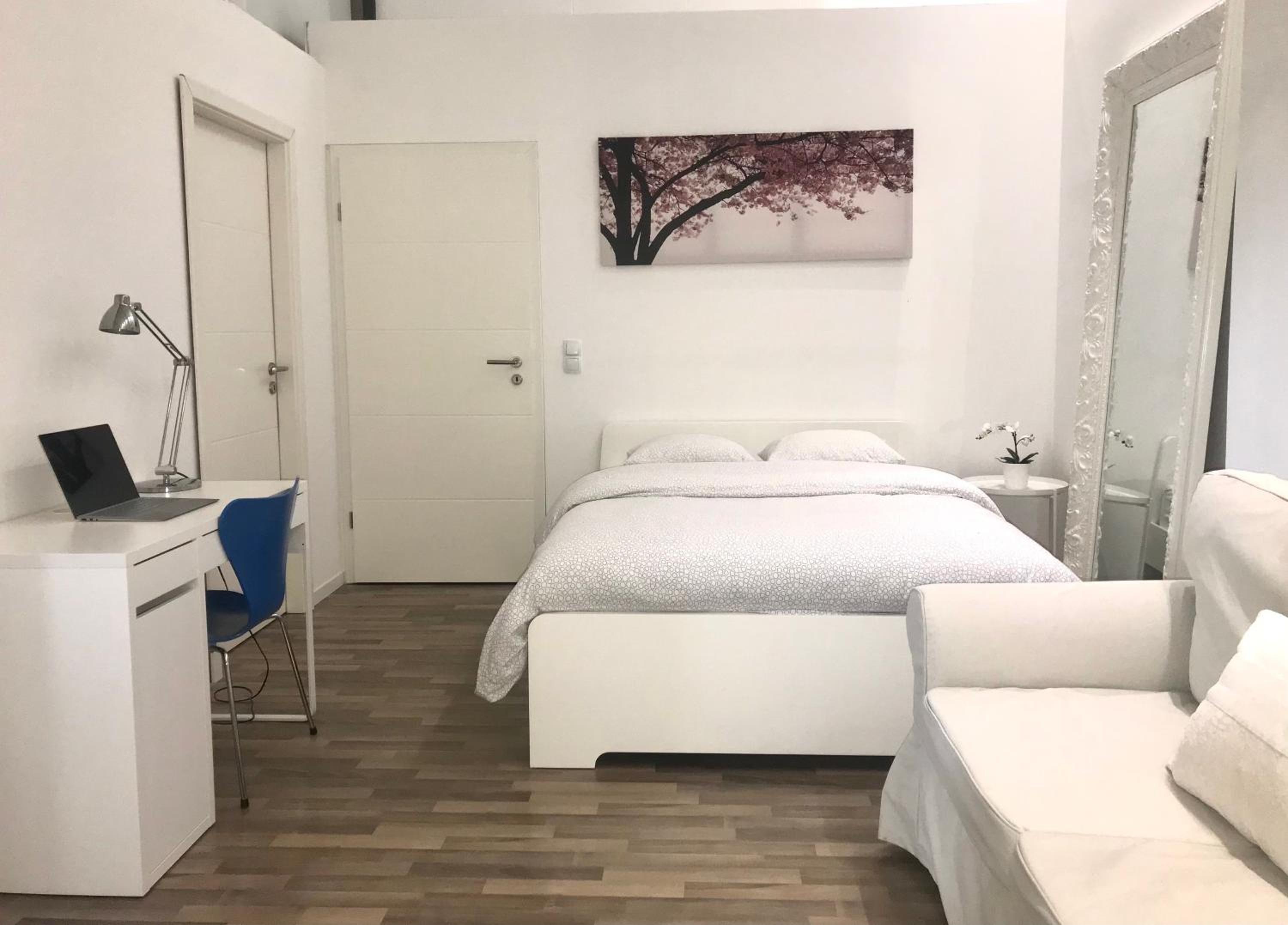 One-Bedroom Apartment photo 1