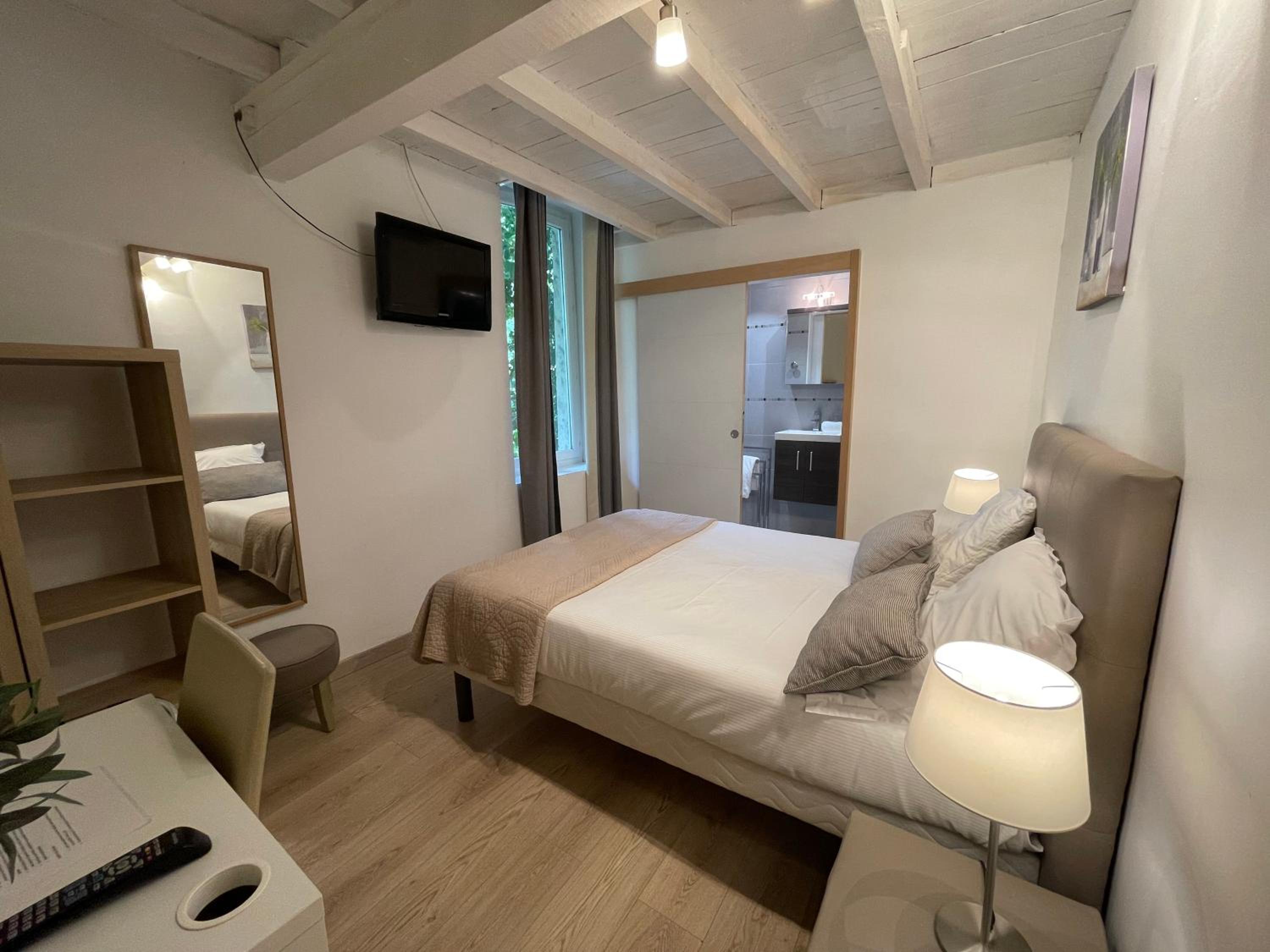 Standard Double Room - Photo 2