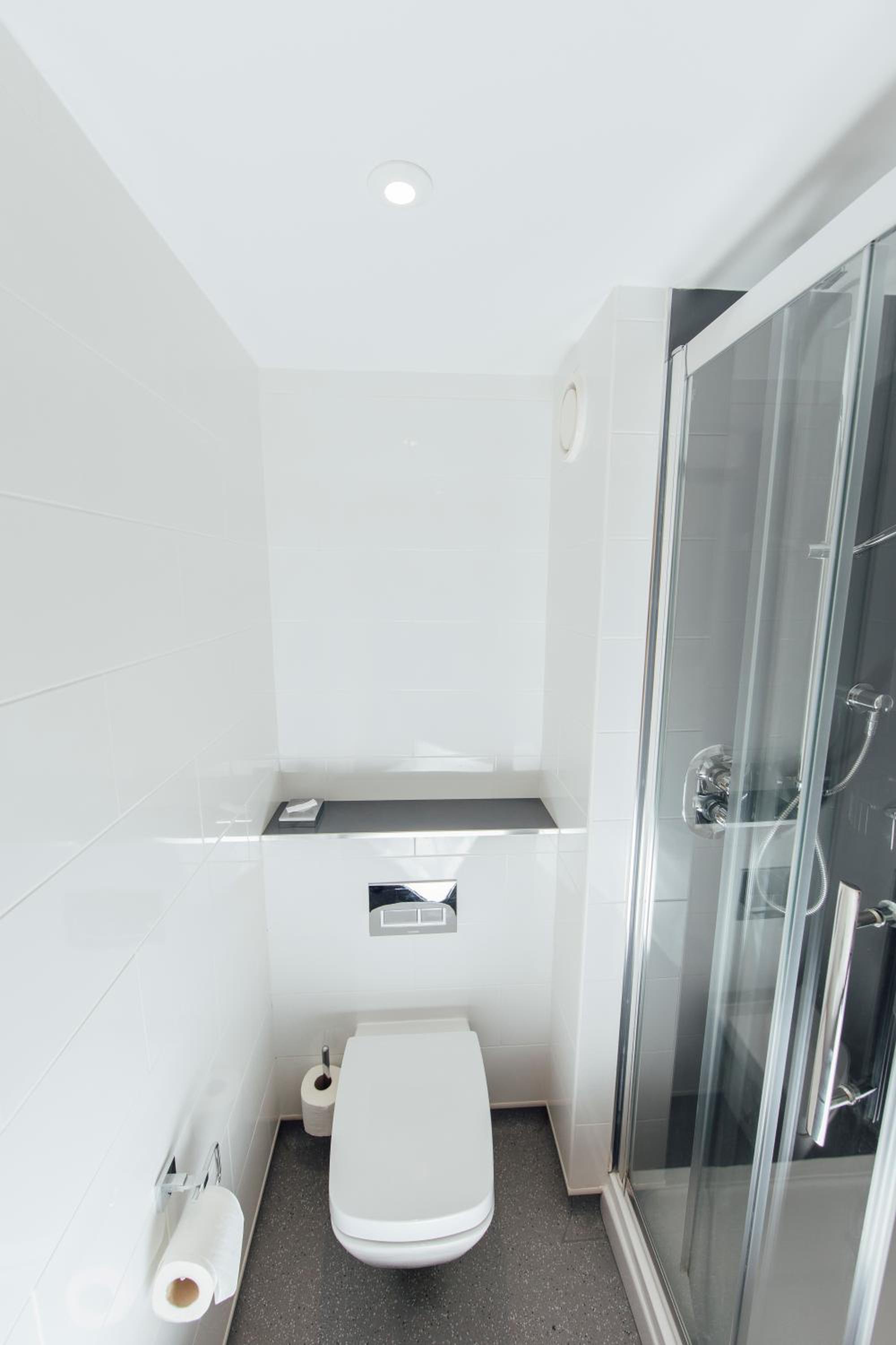 Standard Room with Free Hot Breakfast - Photo 3