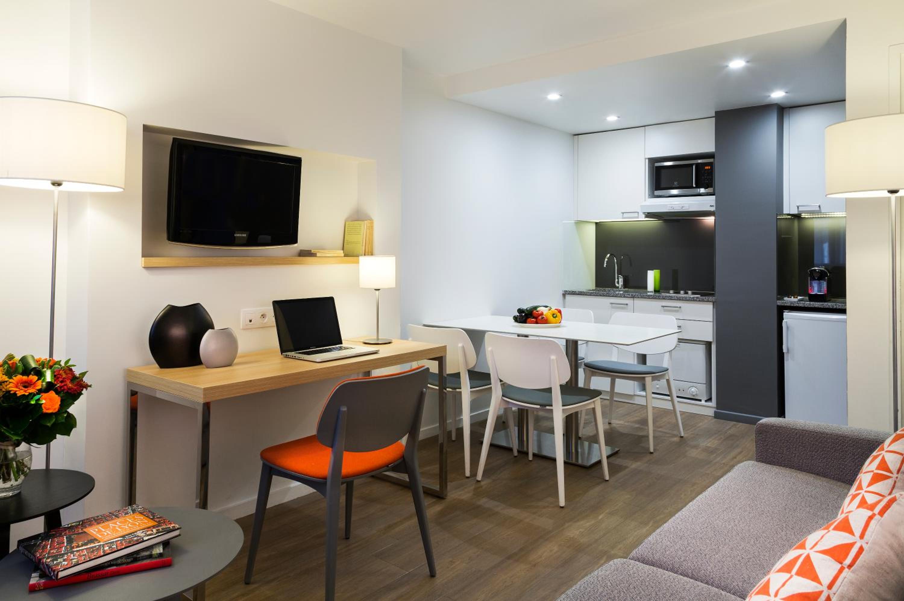 Deluxe One-Bedroom Apartment with Air Conditioning - Photo 2