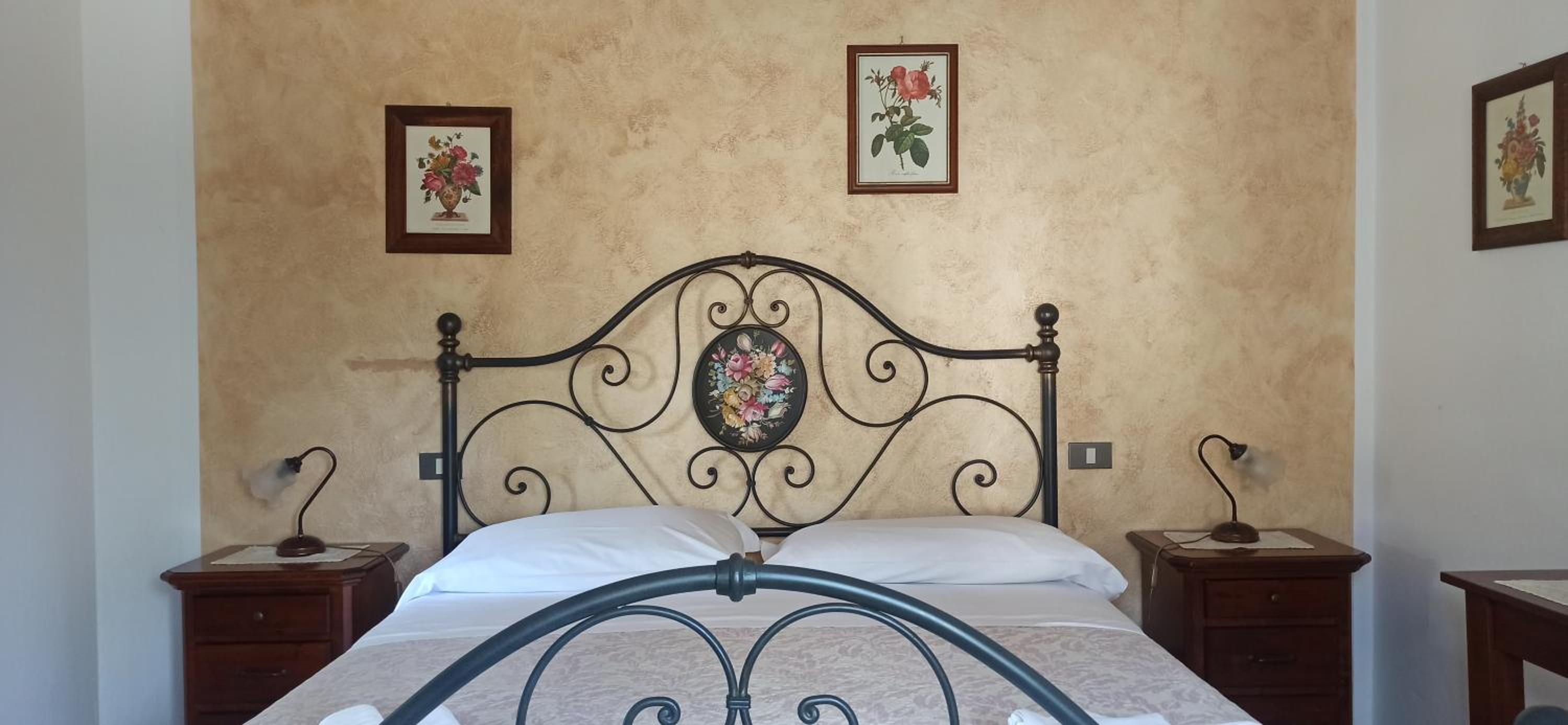 Double Room with Private Bathroom - Photo 6