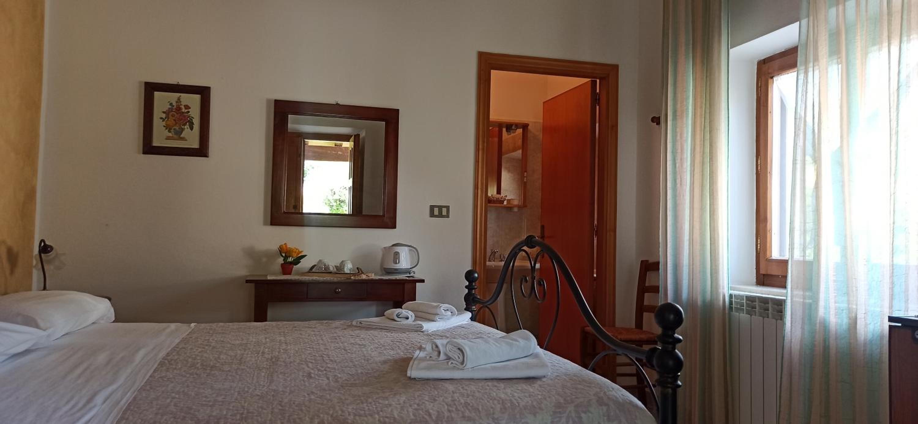 Double Room with Private Bathroom - Photo 2