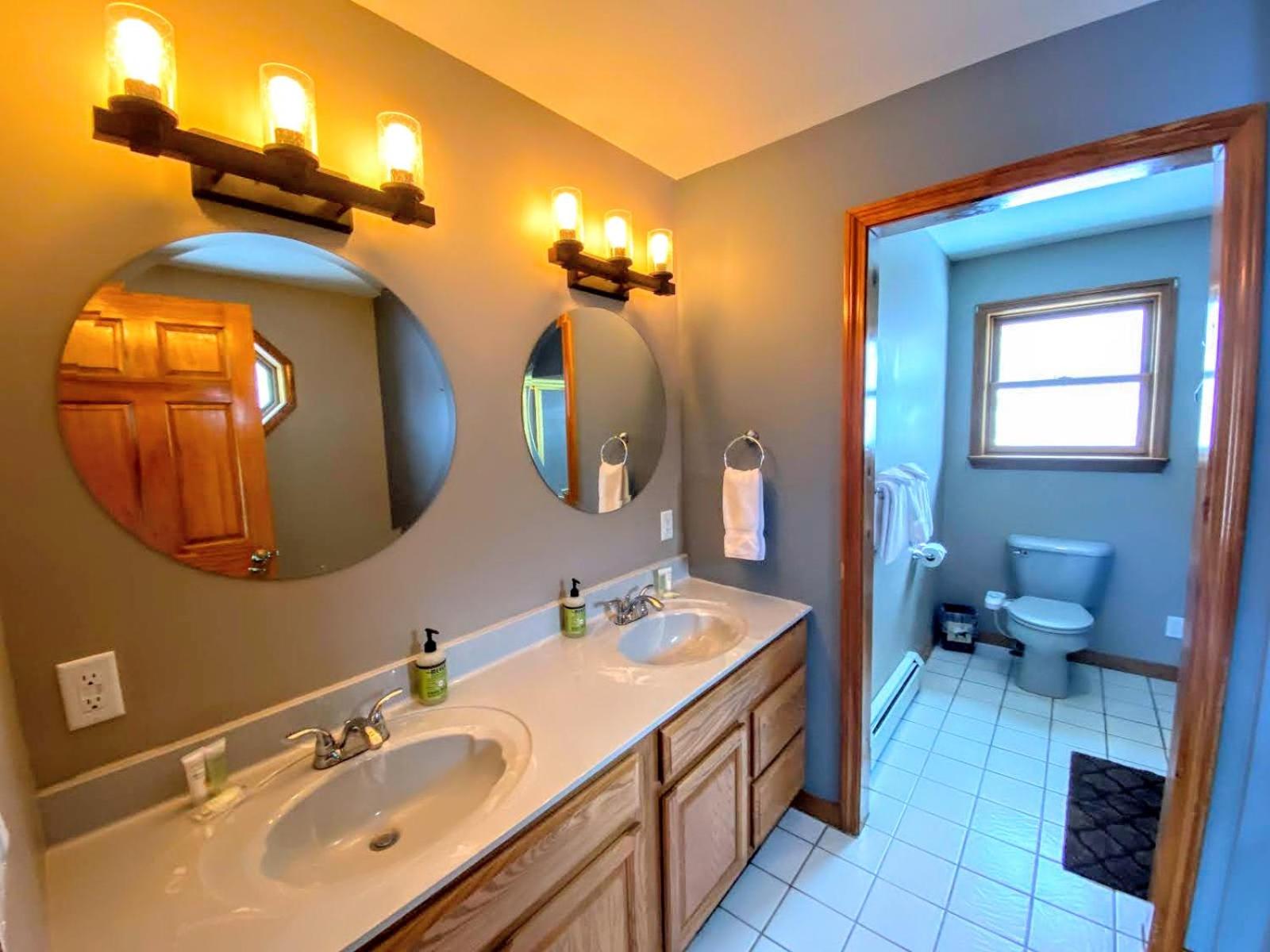 Five-Bedroom House - Photo 25