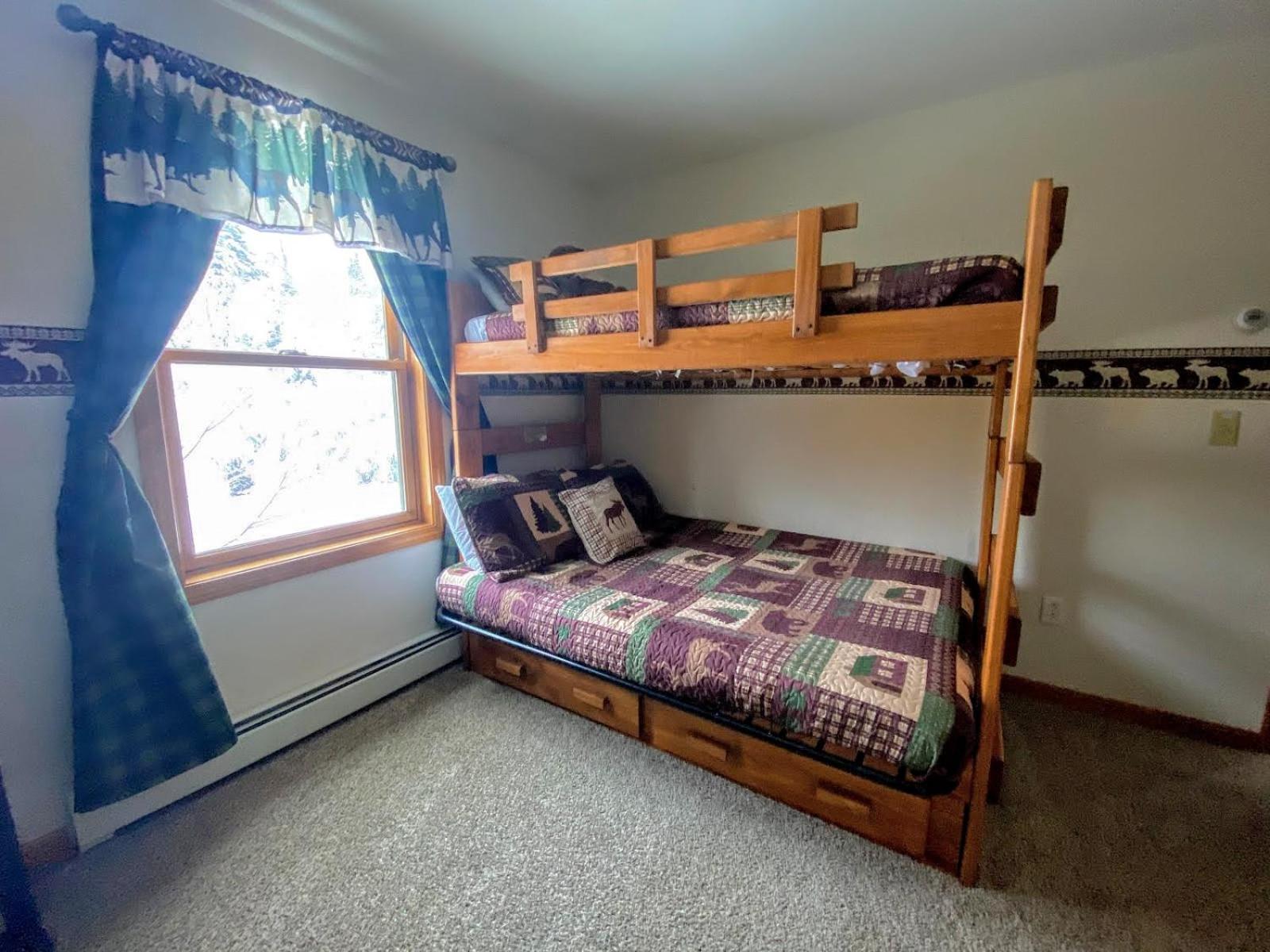 Five-Bedroom House - Photo 21