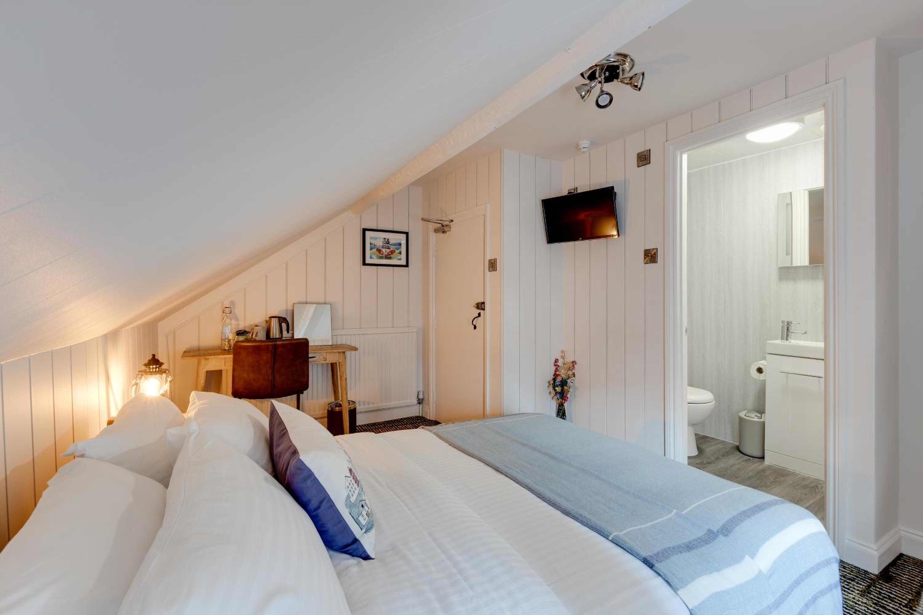 Budget Double Room photo 3