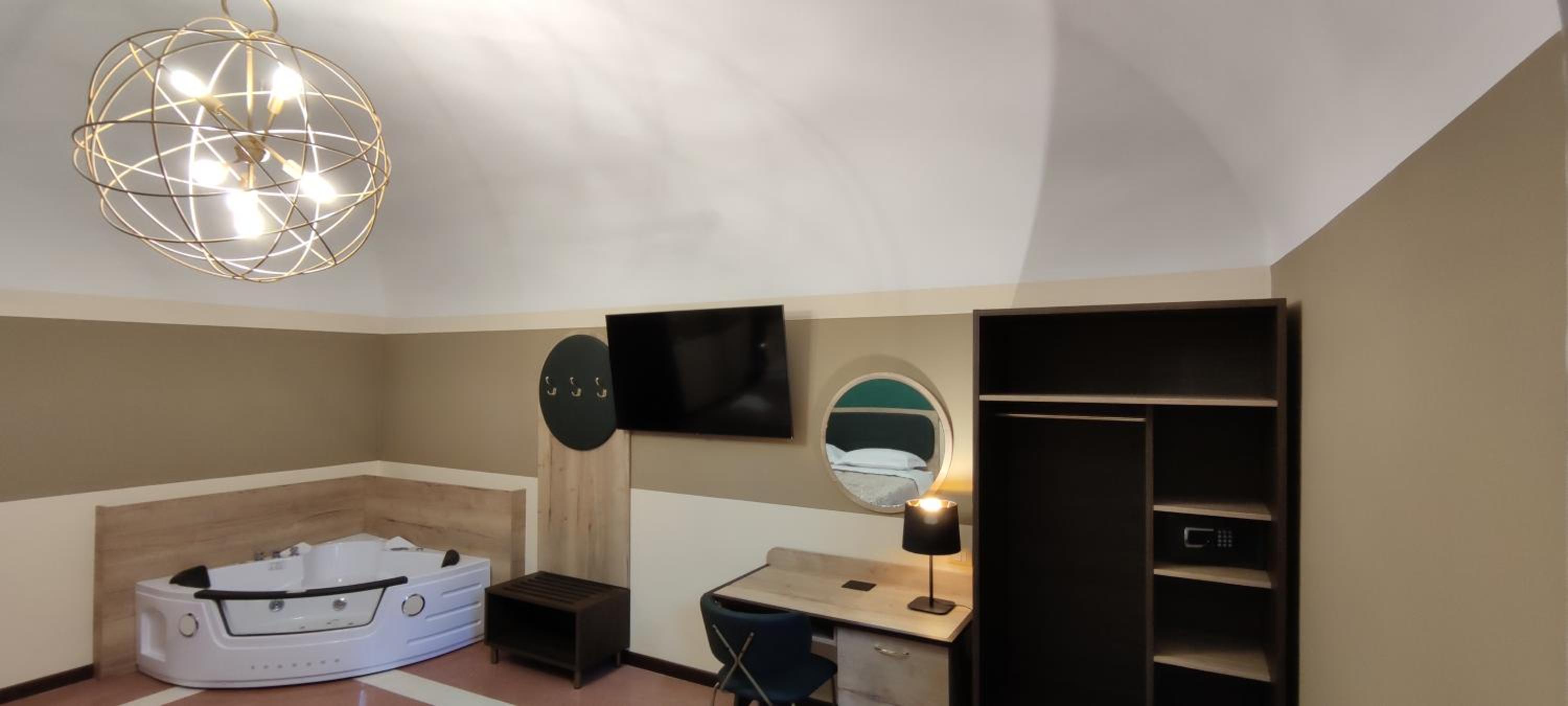 Suite with Hot Tub photo 3
