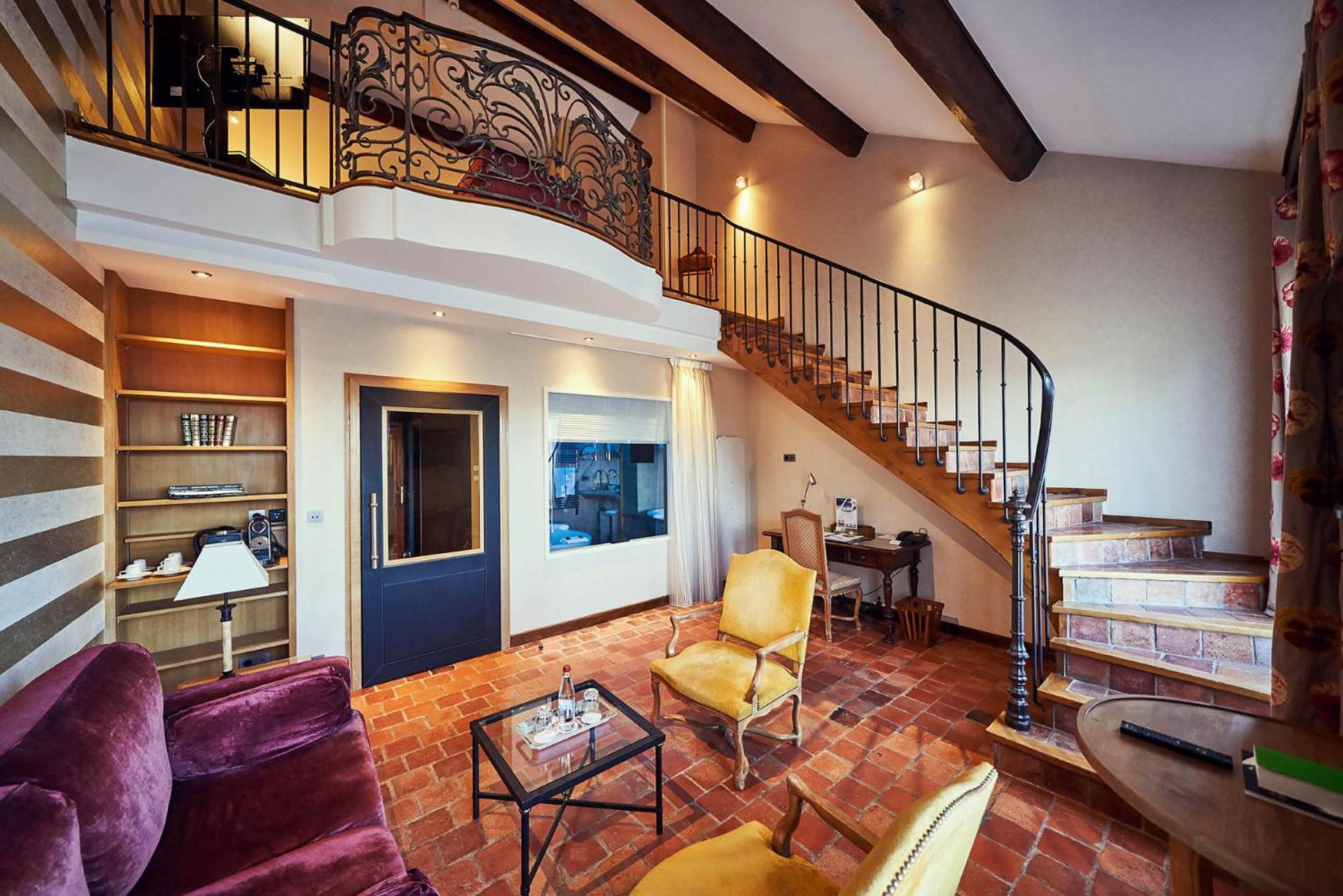 Suite - Photo 1