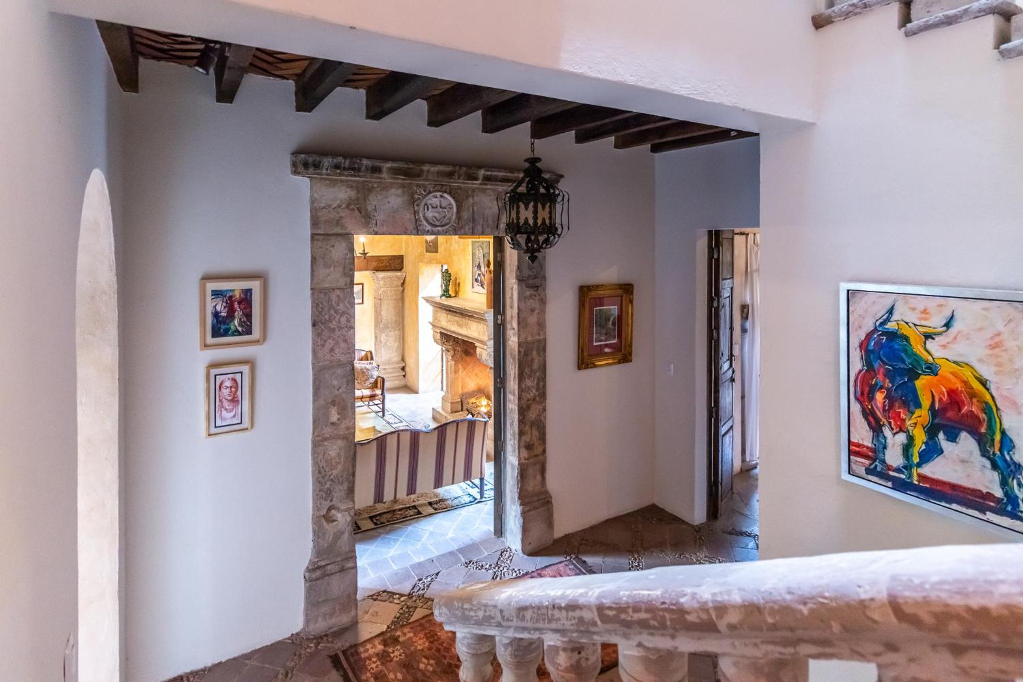 Six-Bedroom House photo 1