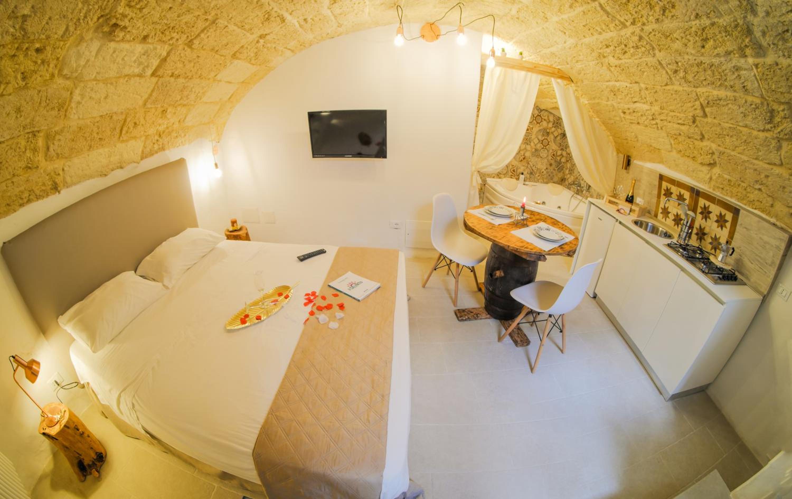 Deluxe Suite with Spa Bath - Photo 1