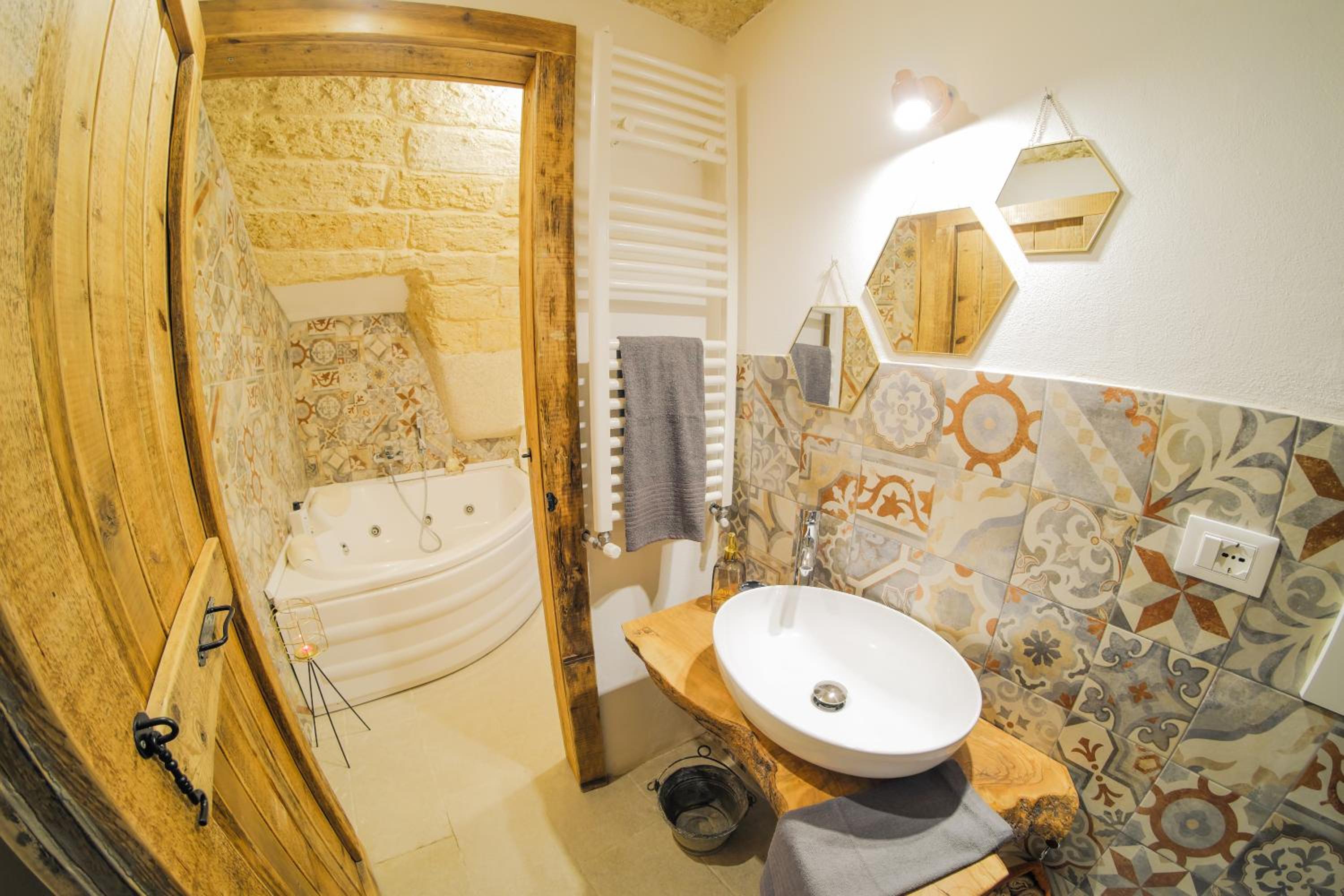 Deluxe Suite with Spa Bath - Photo 4