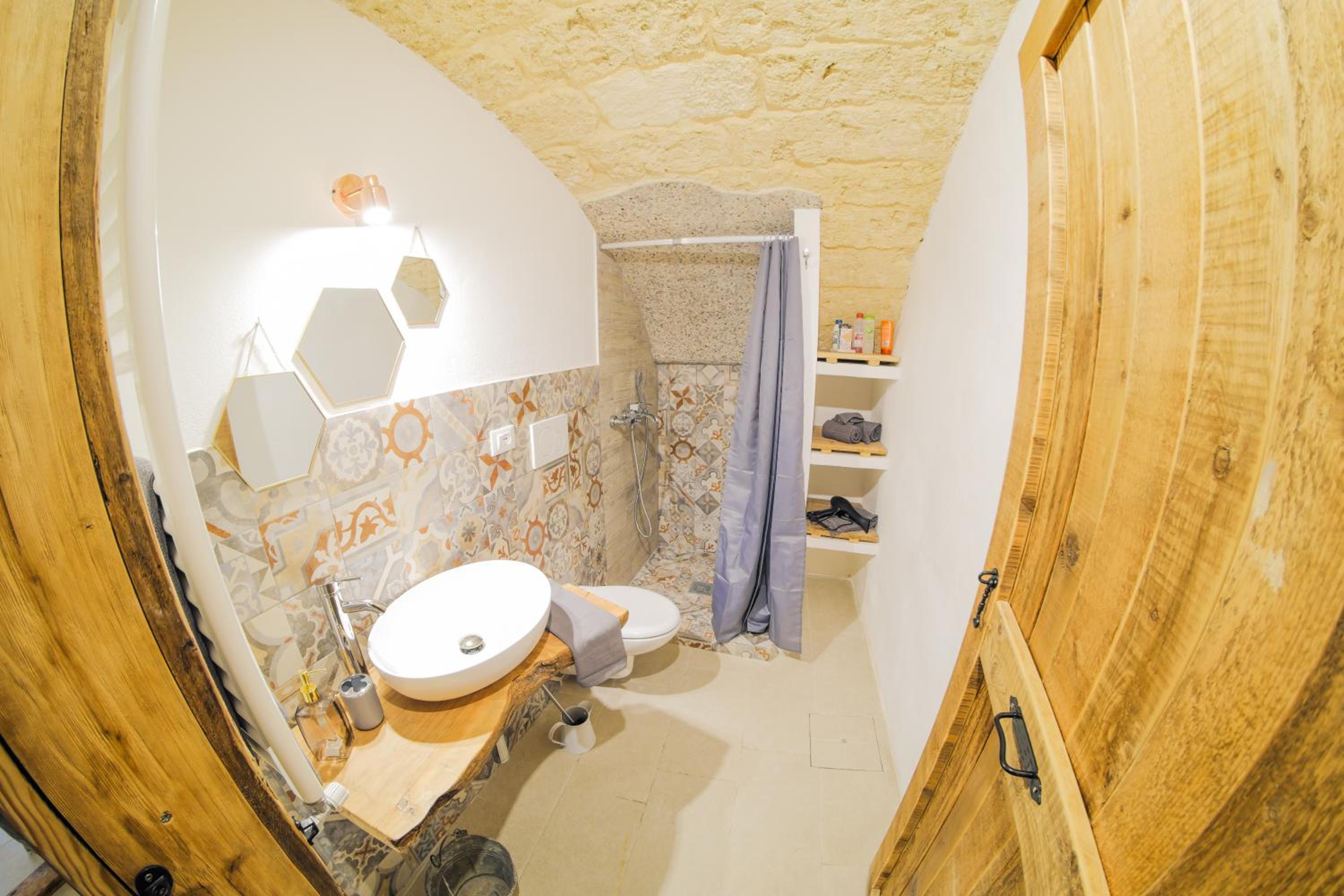 Deluxe Suite with Spa Bath - Photo 2