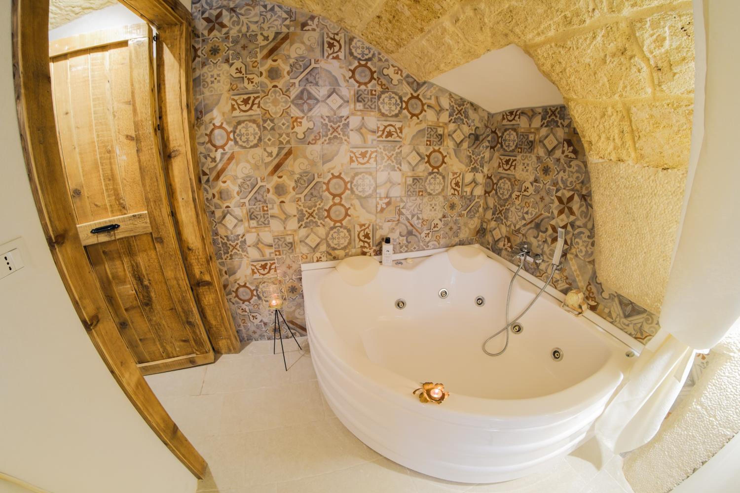 Deluxe Suite with Spa Bath - Photo 10